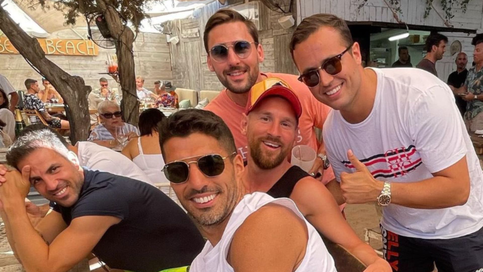 Messi com os ex-companheiros de férias em Ibiza