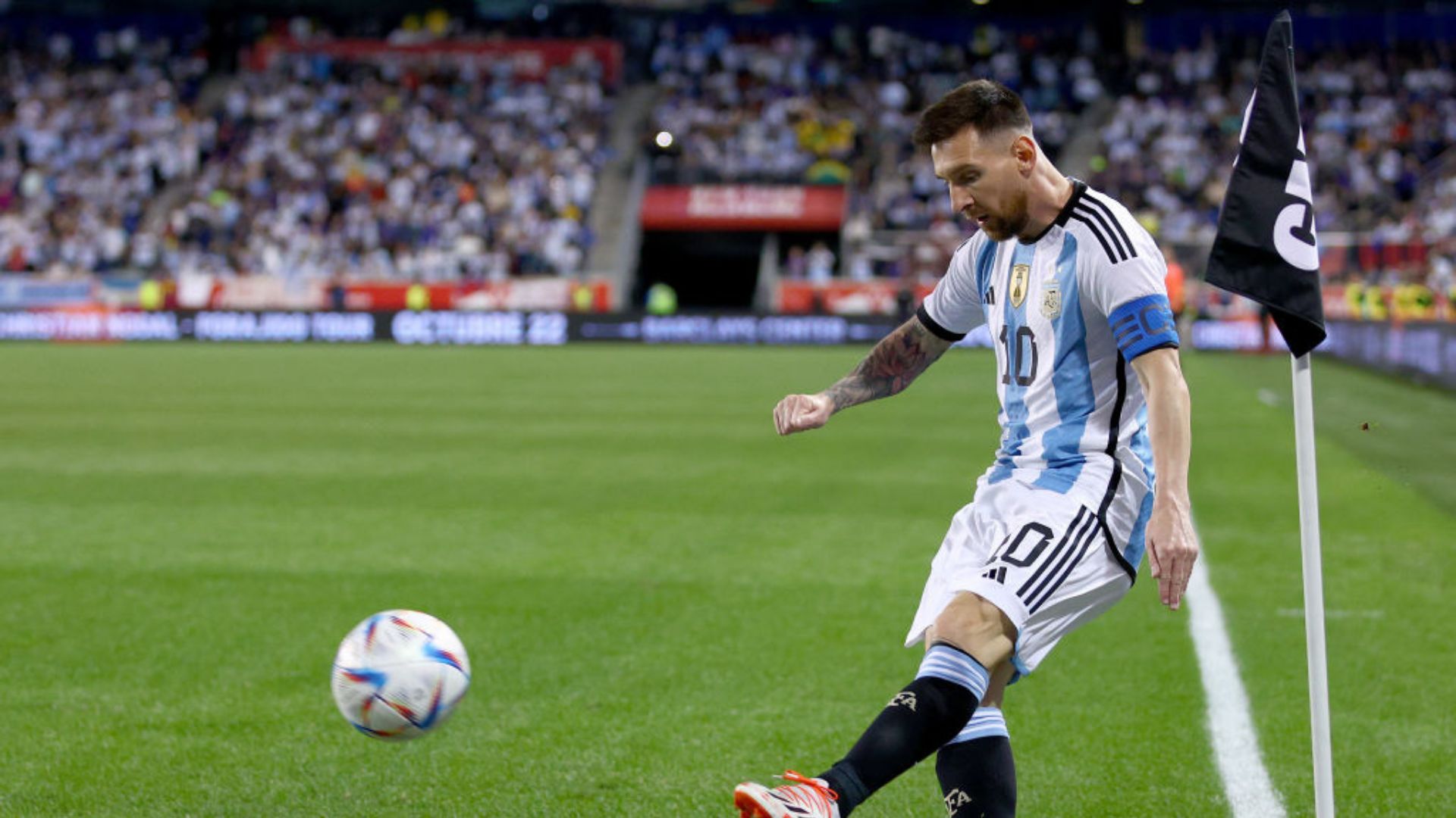 Messi batendo escanteio pela Argentina