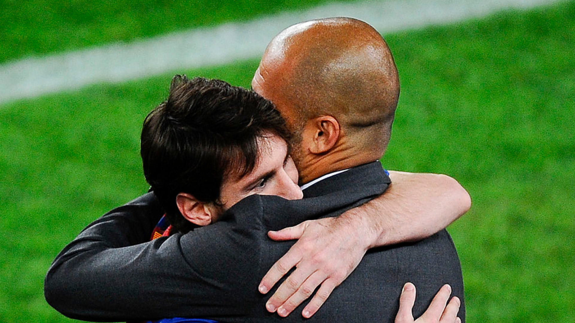 Messi e Guardiola se abraçando