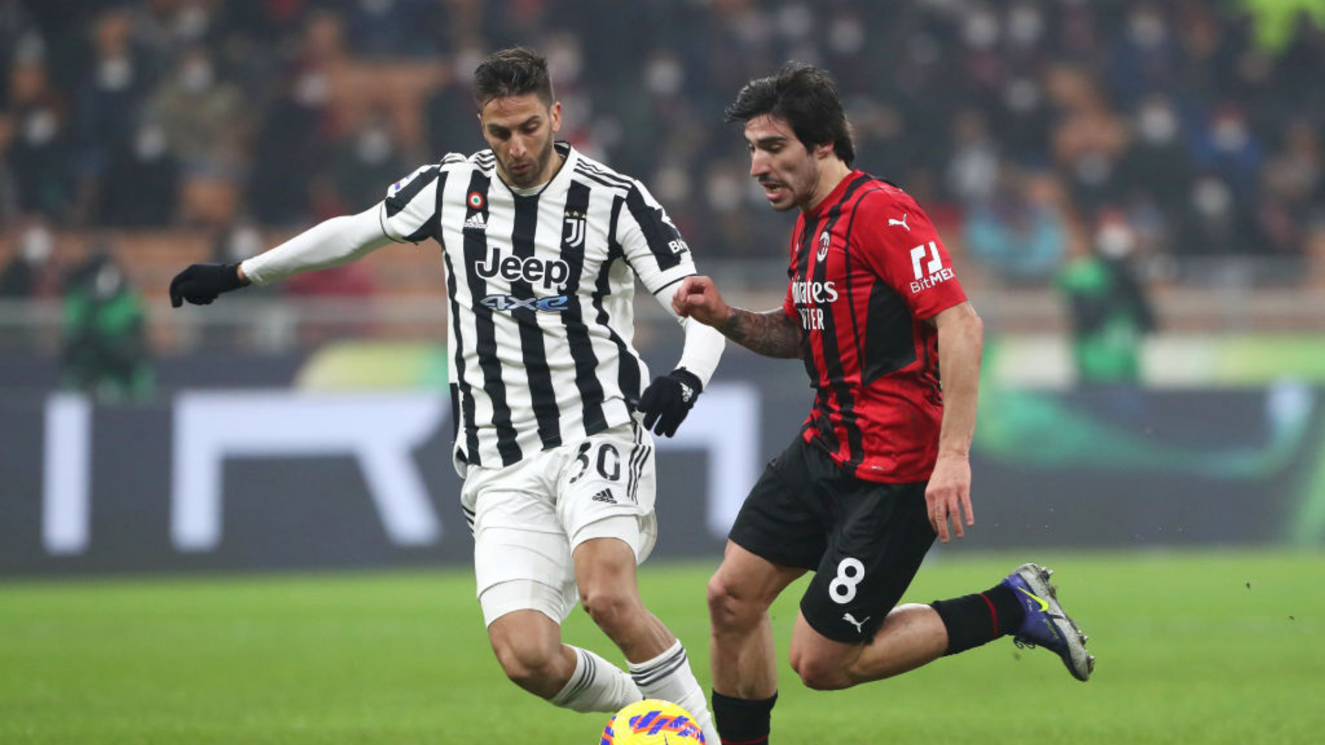 Jogadores disputam a bola no clássico entre Milan e Juventus