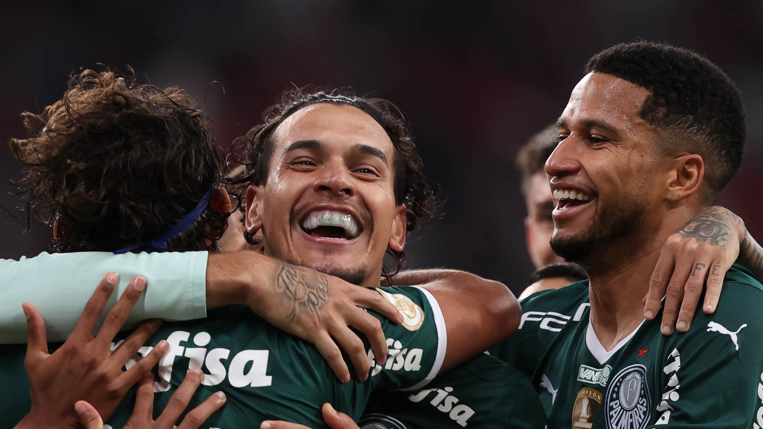Murilo comemorando gol com Gustavo Gómez e Gustavo Scarpa