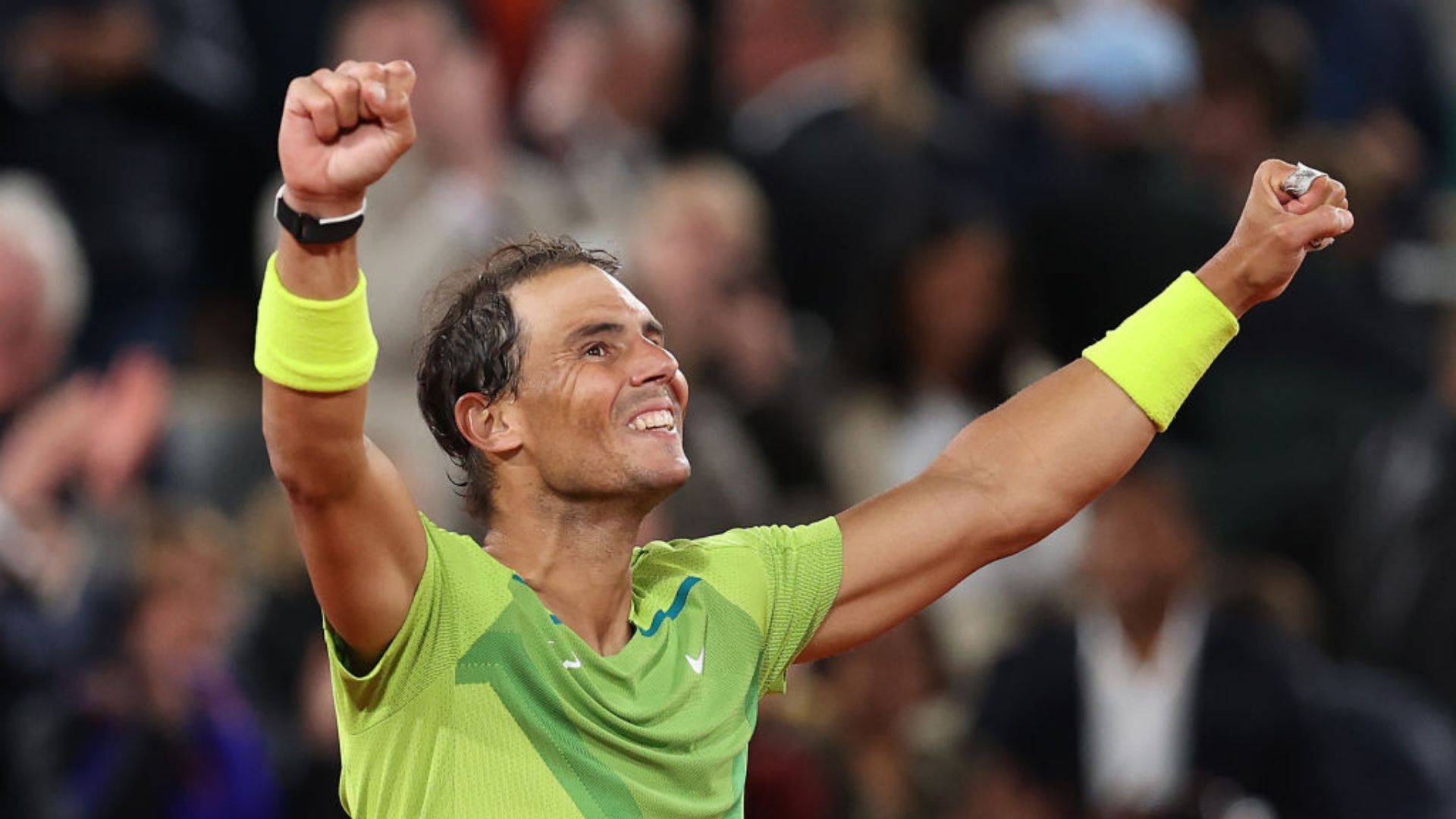 Nadal comemorando a vitória sobre Djokovic em Roland Garros