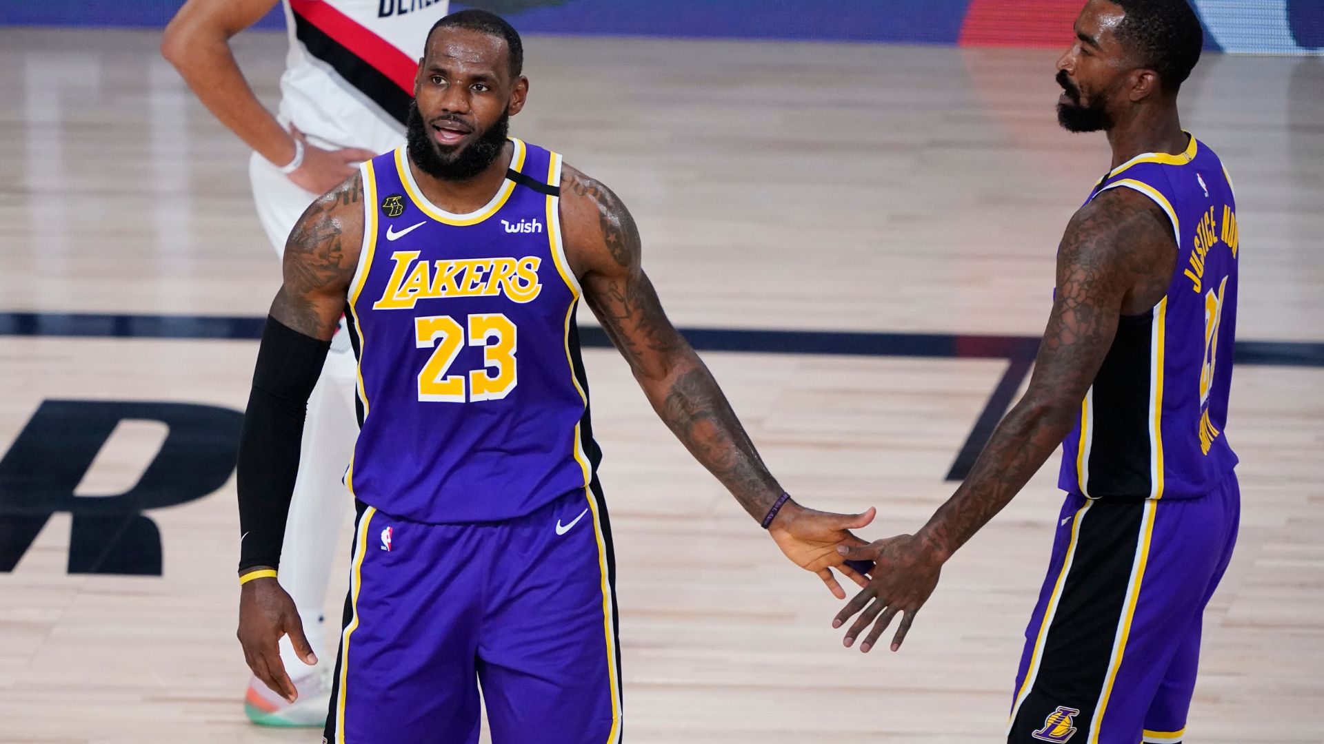 LeBron James e JR Smith defendendo o Los Angeles Lakers, na NBA