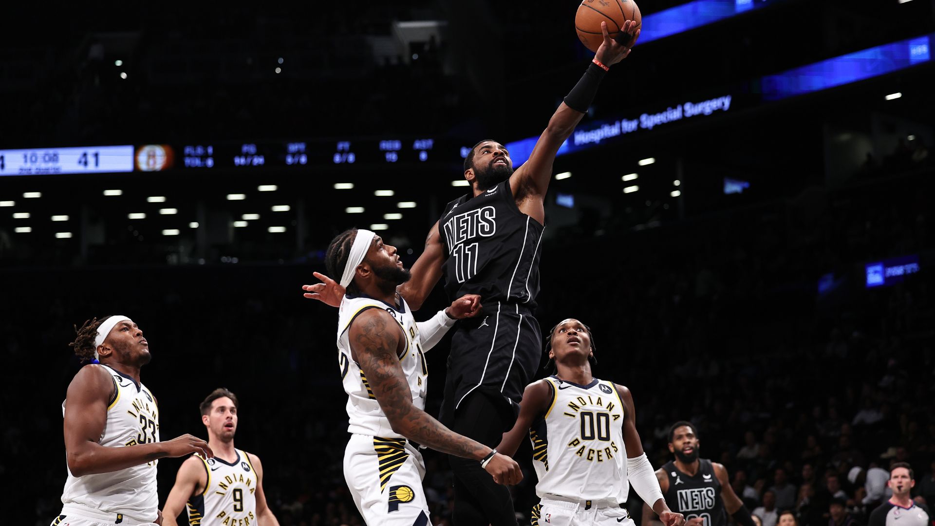 Kyrie Irving defendendo o Brooklyn Nets, na NBA