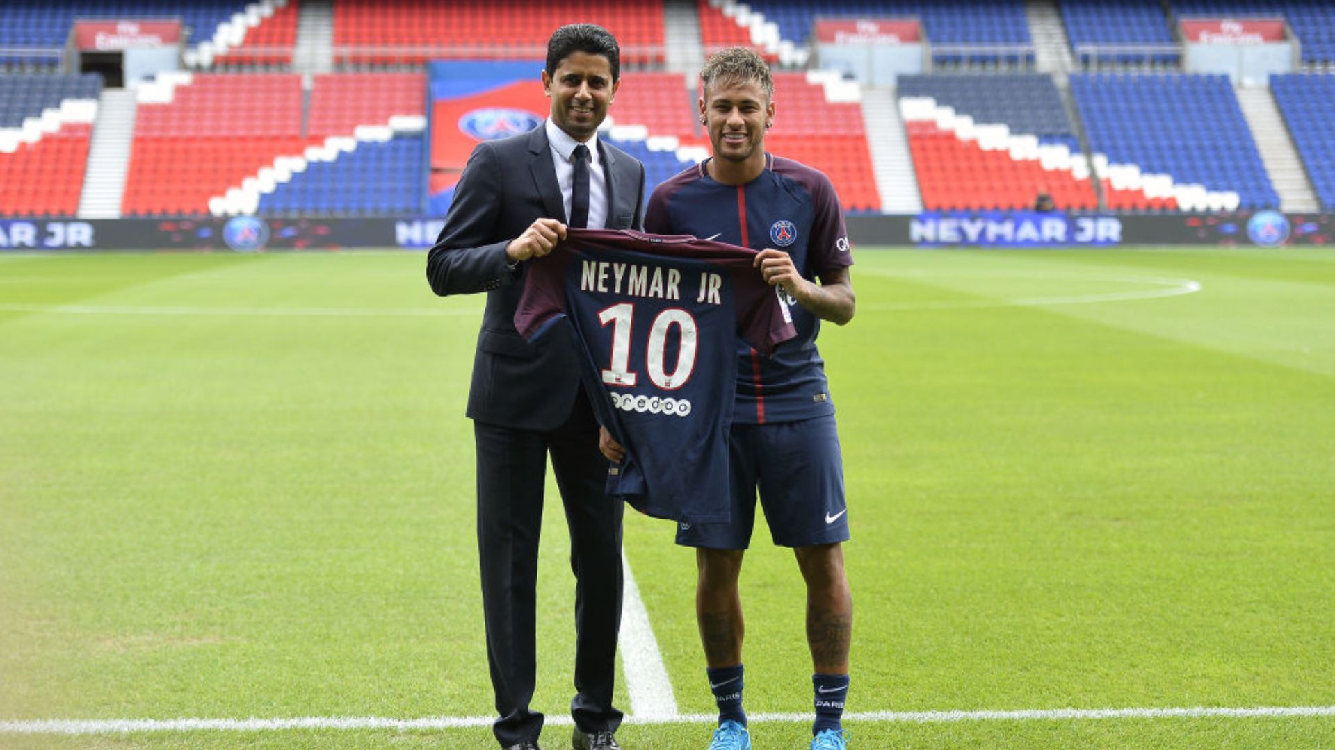 Neymar ao lado do presidente do PSG durante a sua apresentação