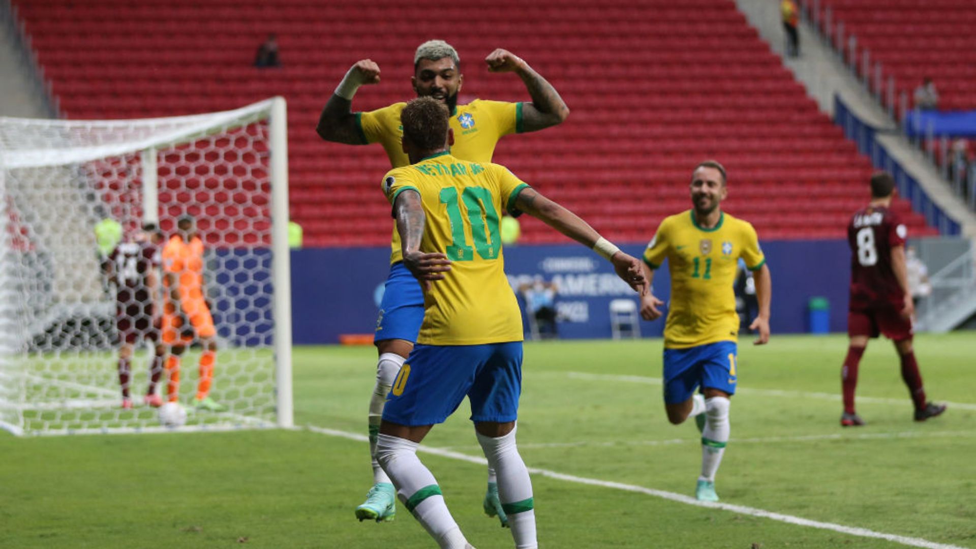 Neymar e Gabigol vibrando na seleção