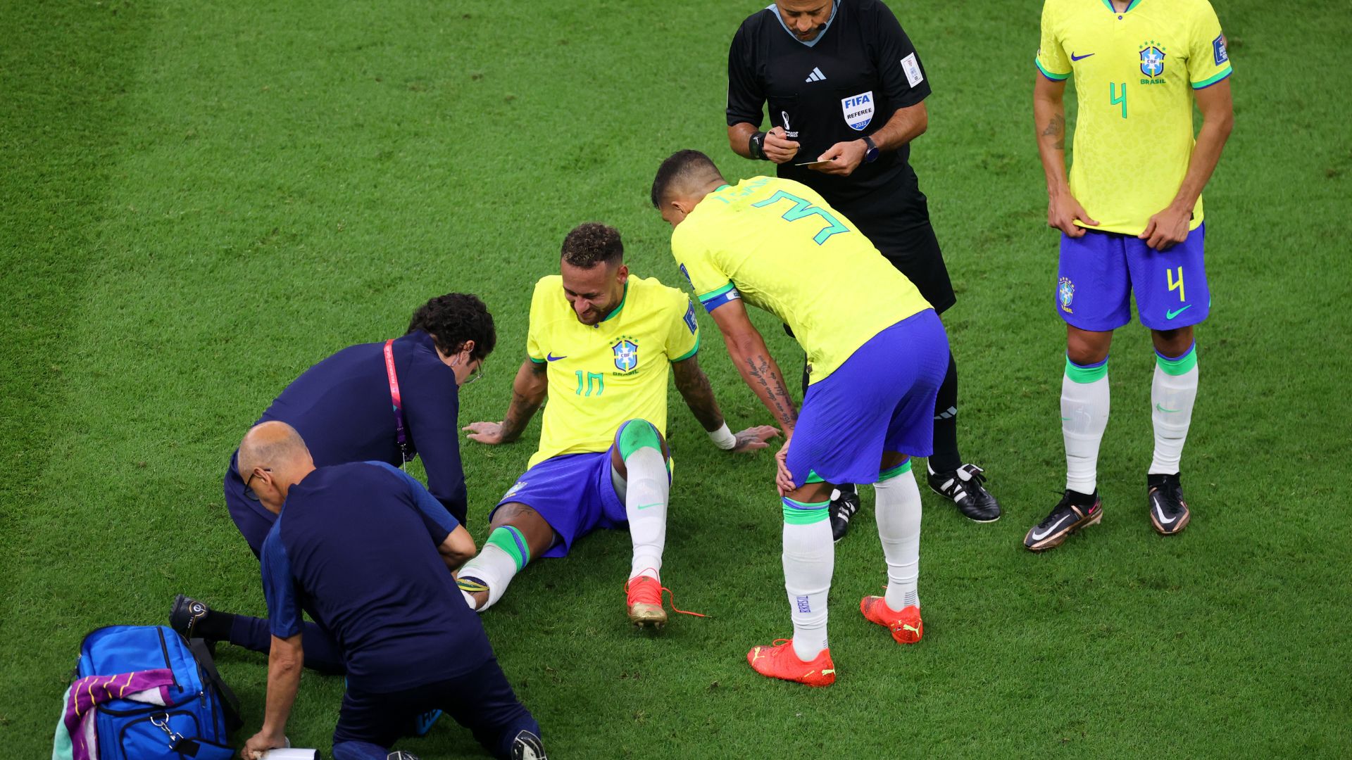 Neymar sofreu falta em Brasil x Sérvia