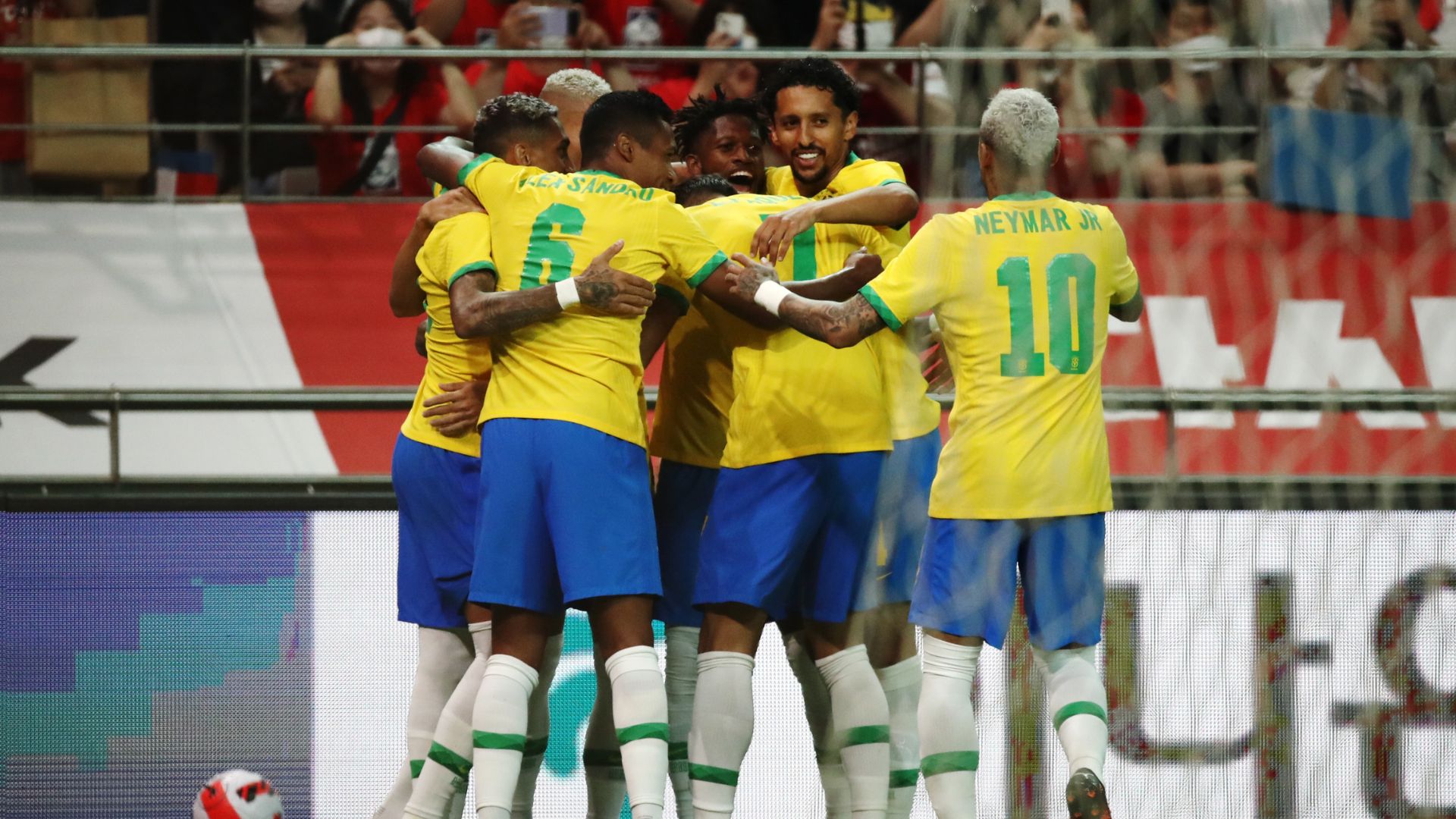 Jogadores do Brasil comemorando gol