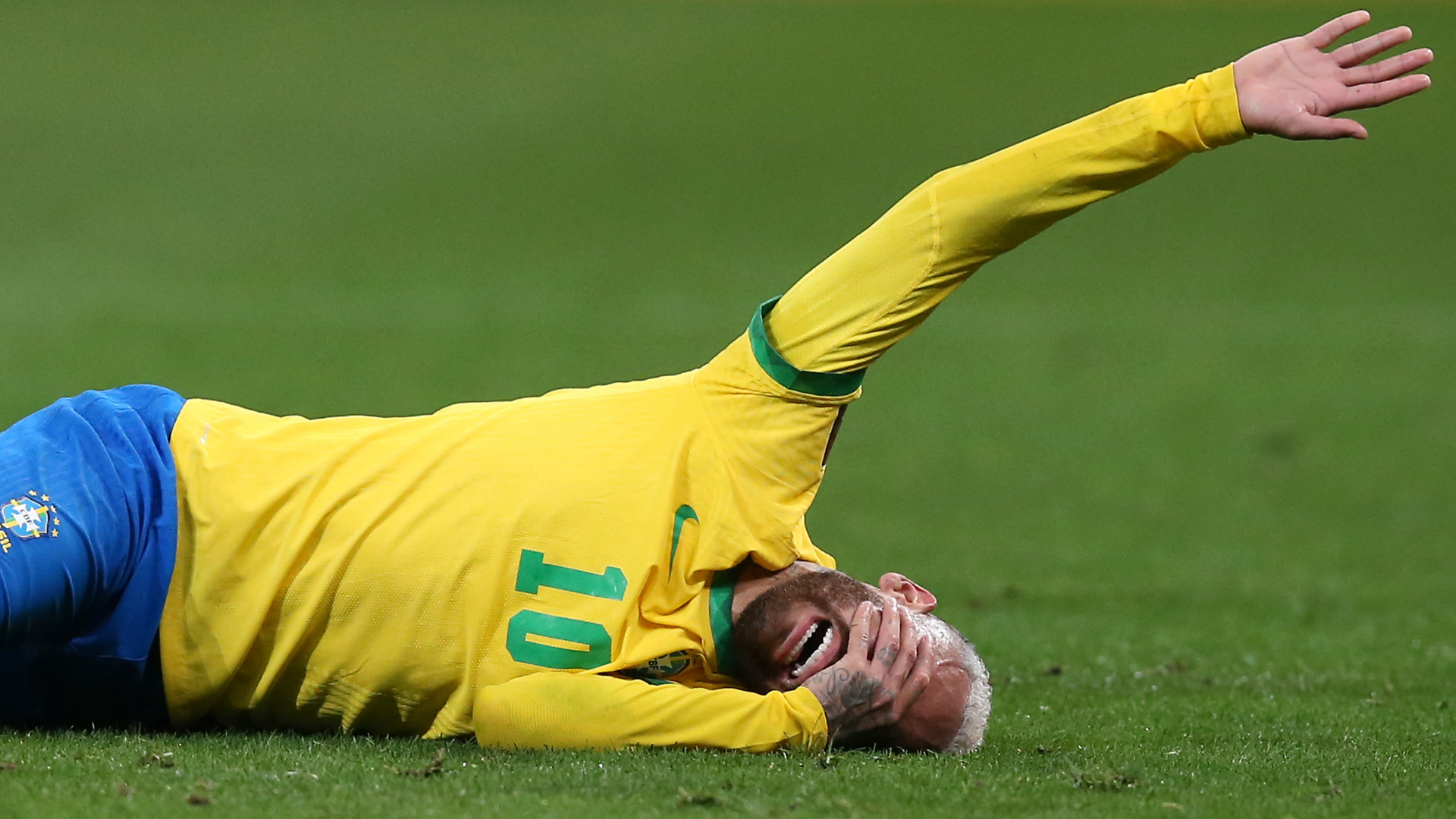 Neymar é o jogador que mais sofreu faltas desde 2016