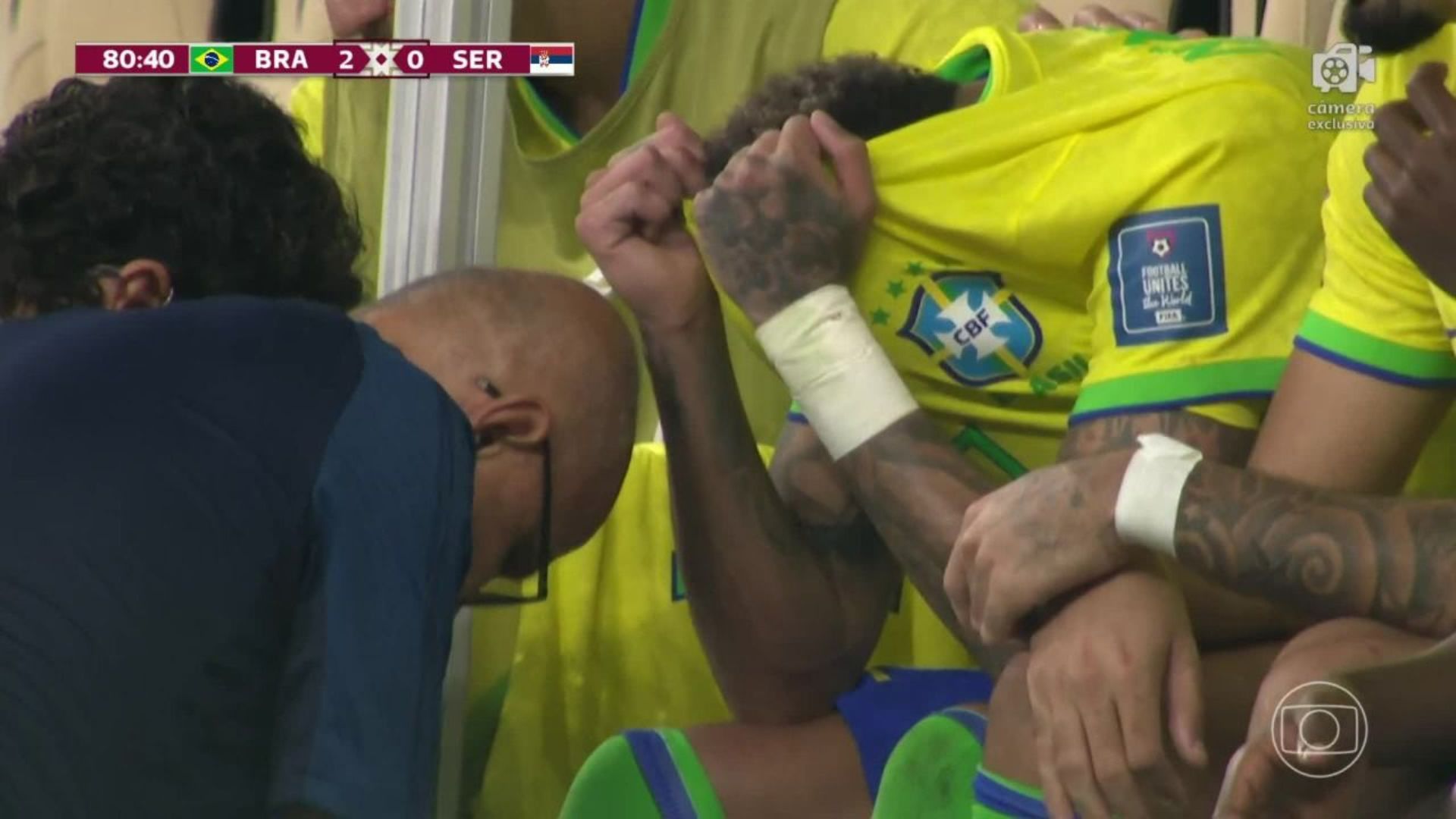 Neymar sai machucado e preocupa