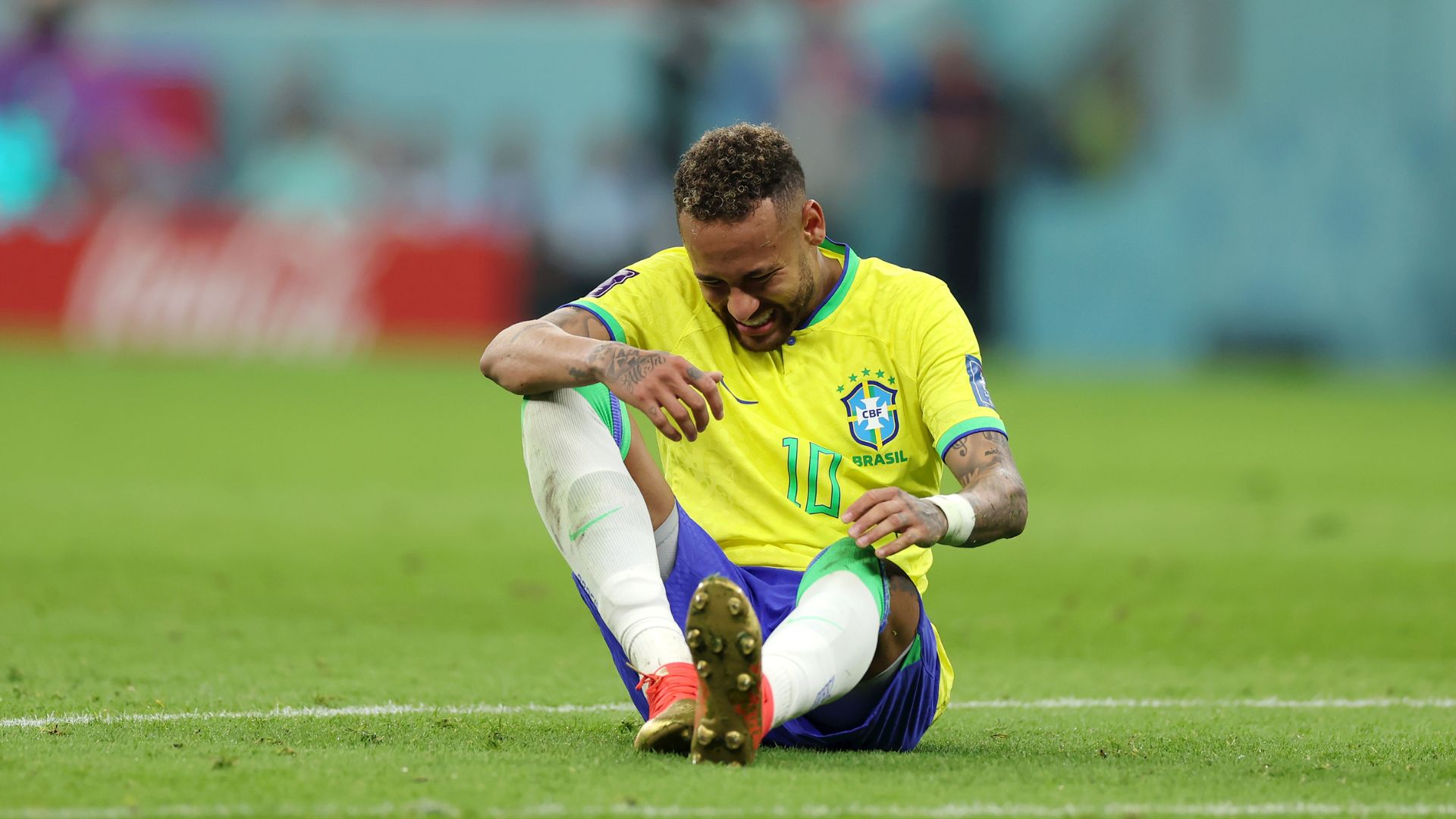Neymar saiu da partida sentindo o tornozelo (Crédito: Getty Images)