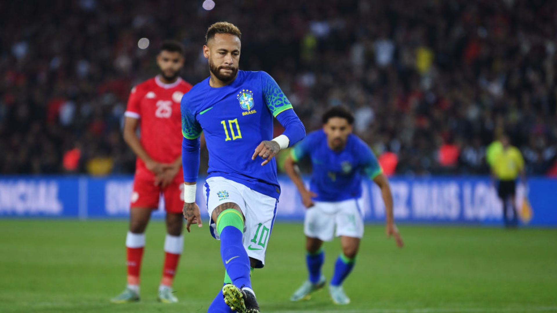 Neymar batendo pênalti pelo Brasil