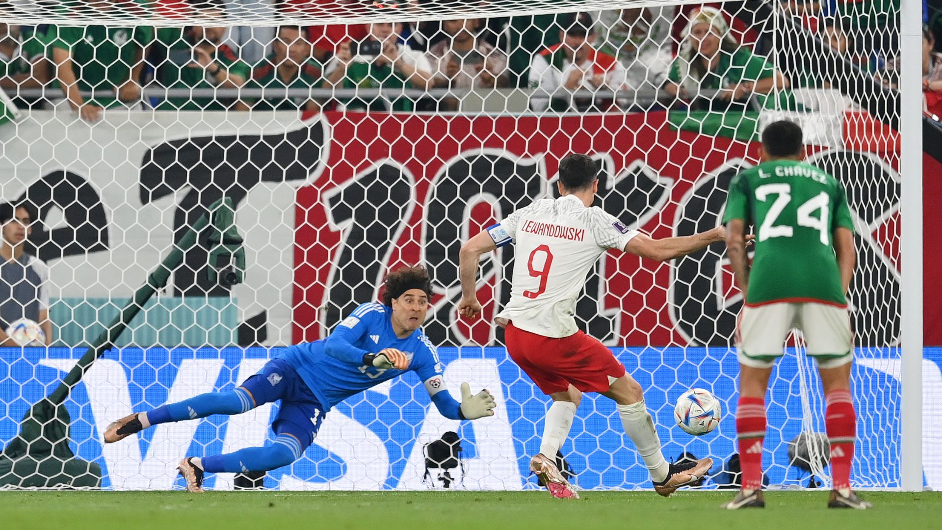 Ochoa defende pênalti em México x Polônia na Copa do Mundo