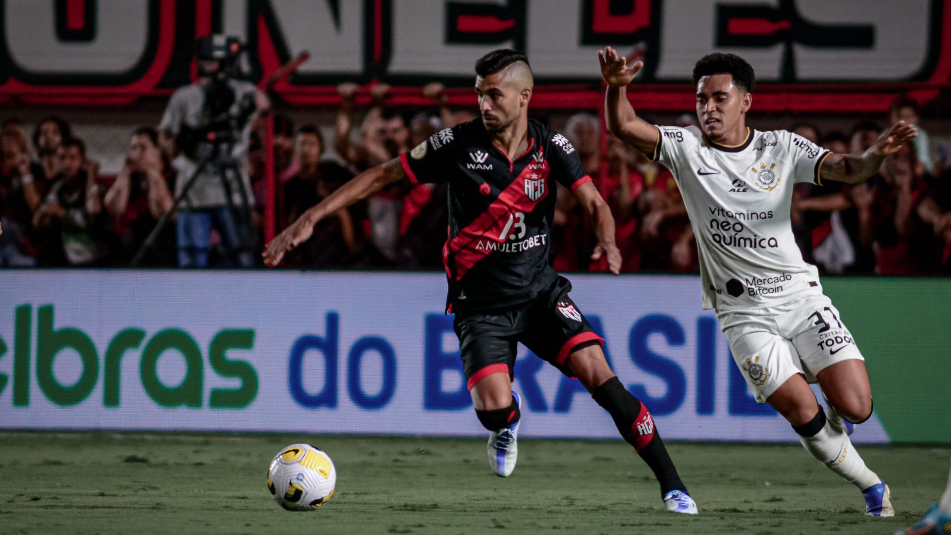 Corinthians e Atlético-GO, pelo jogo de ida, no Antônio Accioly