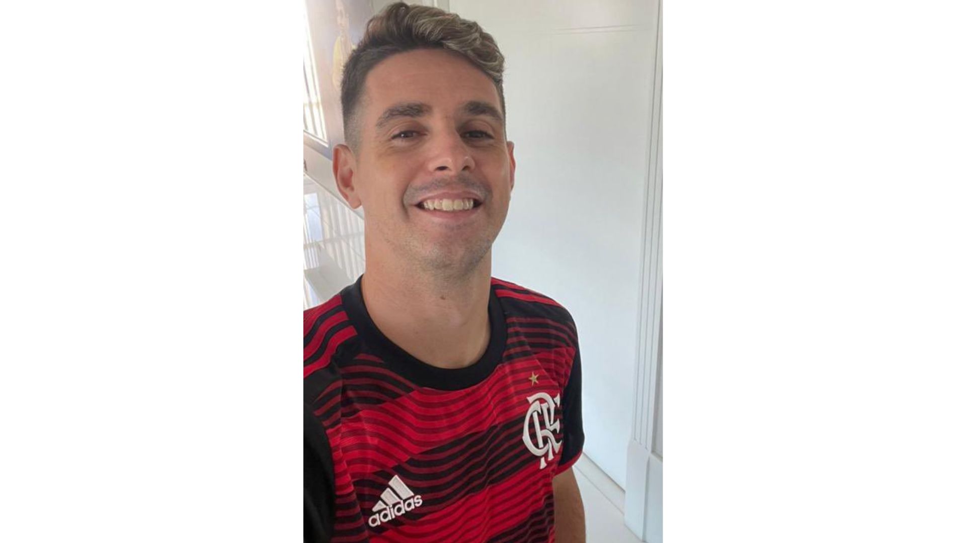 Oscar surge com a camisa do Flamengo