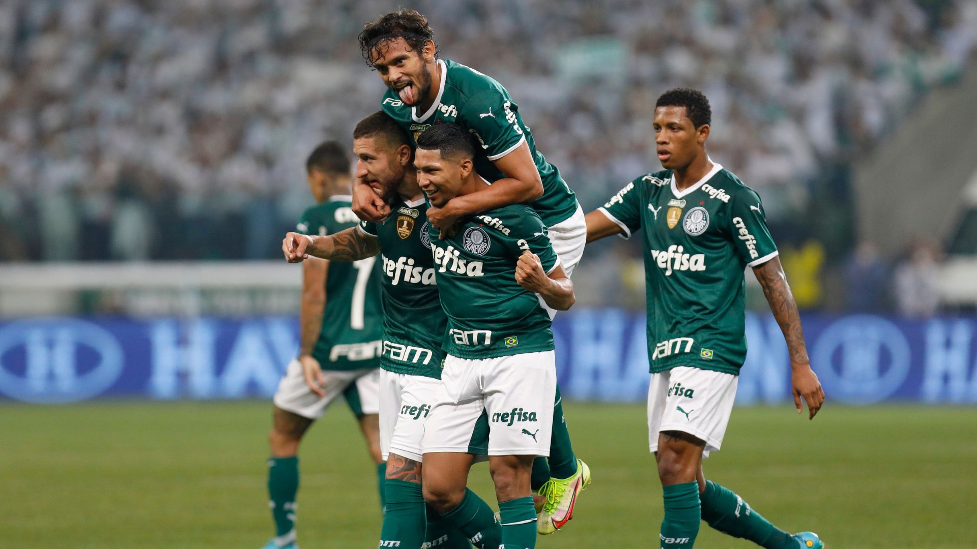 Jogadores do Palmeiras comemorando gol