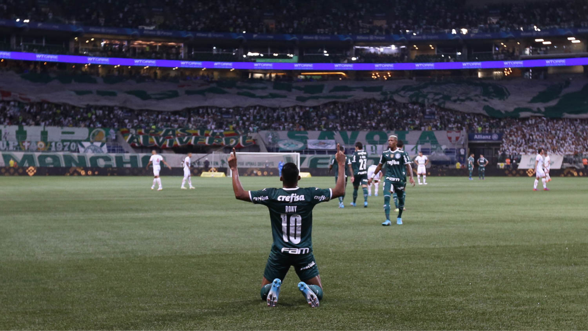 Palmeiras com Rony comemorando em seu estádio