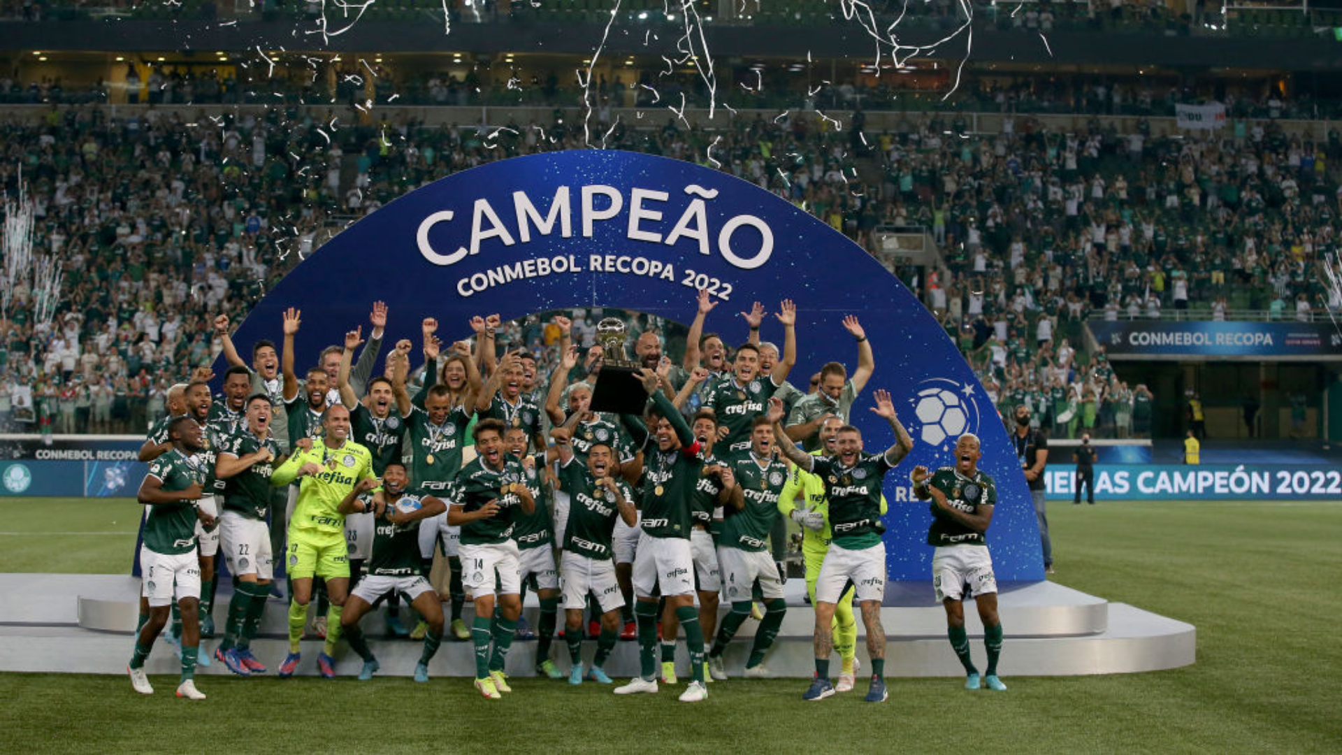 Jogadores do Palmeiras comemorando o título da Recopa antes de provocar o Flamengo
