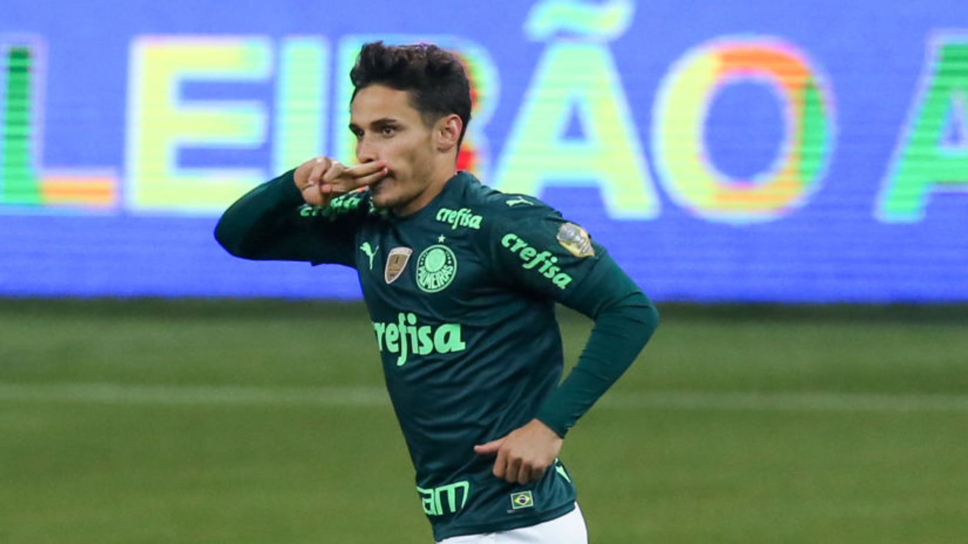 Raphael Veiga comemorando gol no Palmeiras