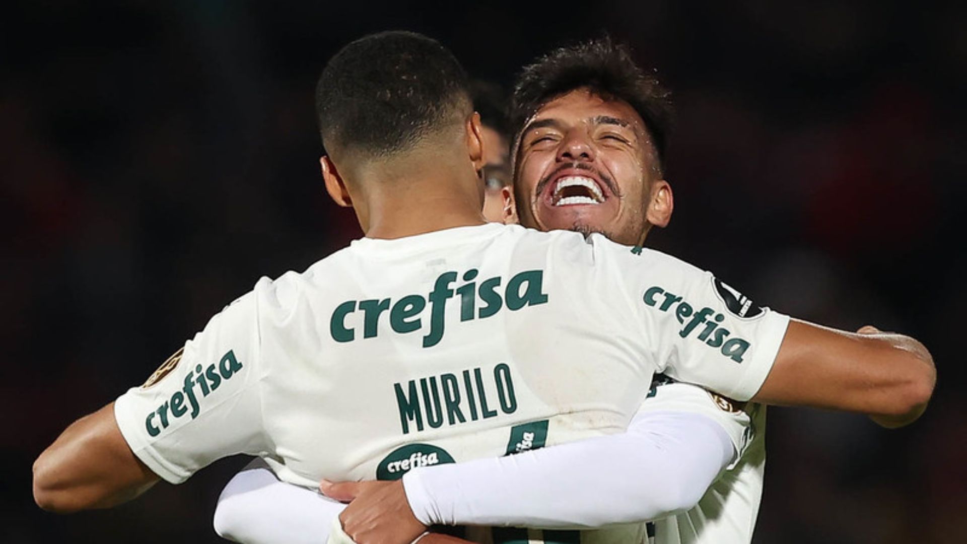 Jogadores do Palmeiras se abraçando comemorando o gol na Libertadores