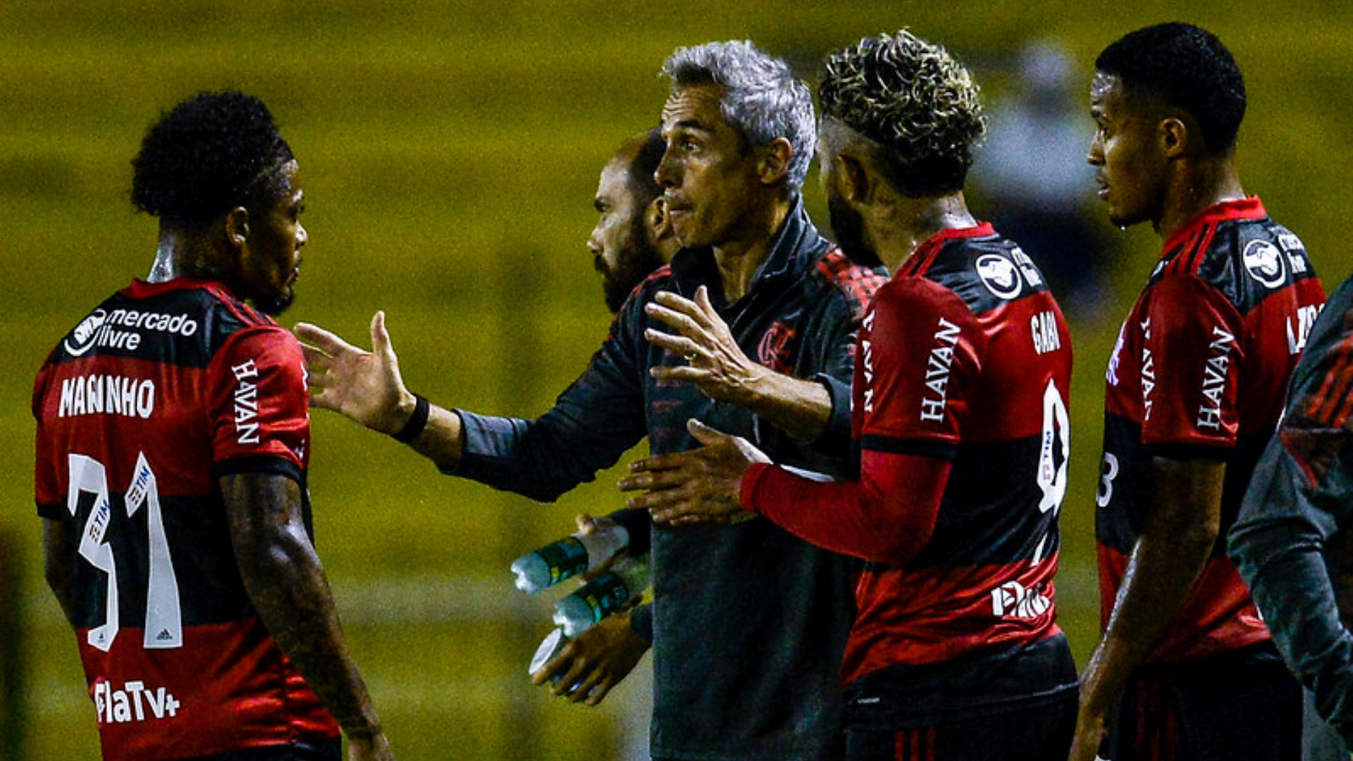 Paulo Sousa, treinador do Flamengo junto dos jogadores