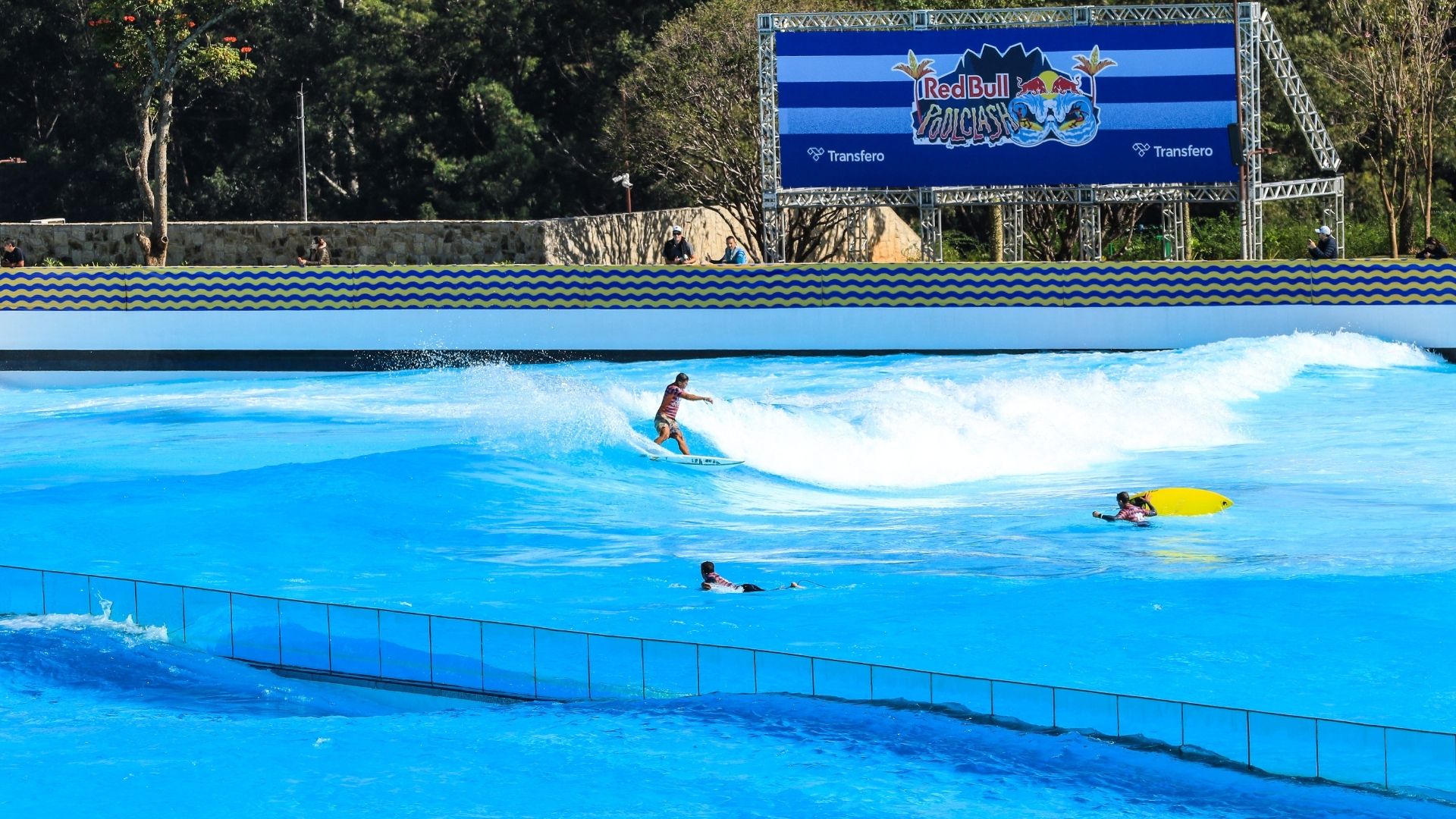 Red Bull realiza torneio em piscina de ondas