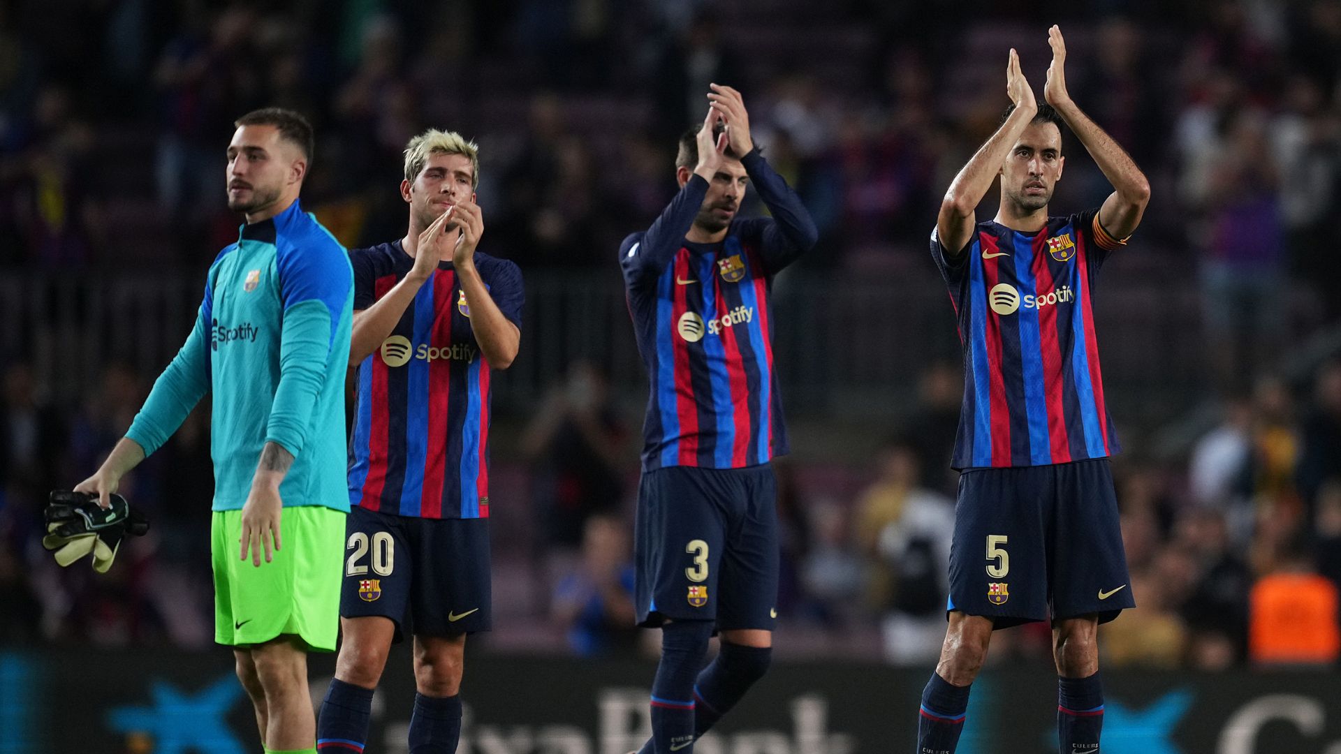 Piqué e Busquets são alvos de críticas após empate do Barcelona