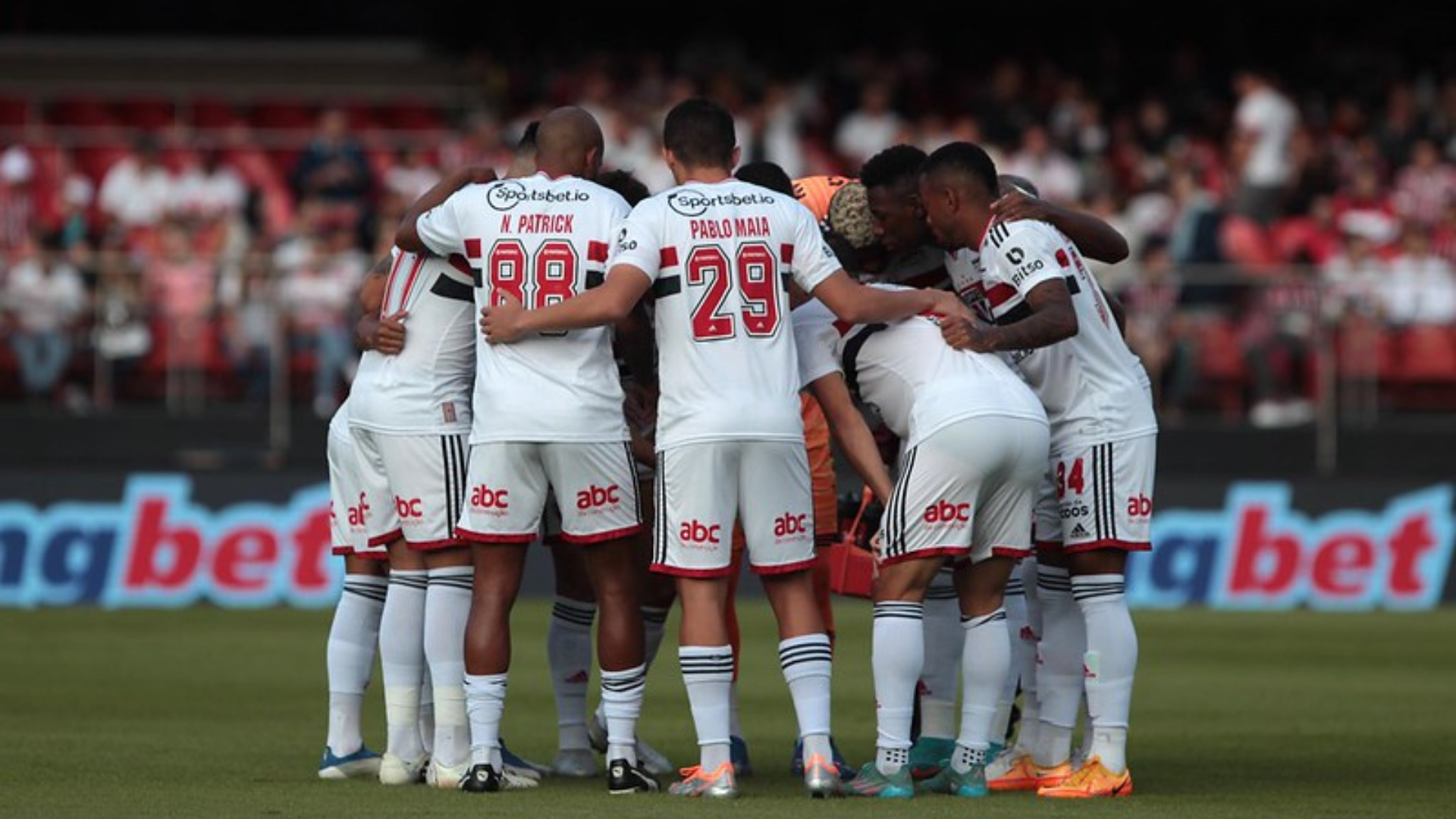 Jogadores do São Paulo reunidos dentro de campo