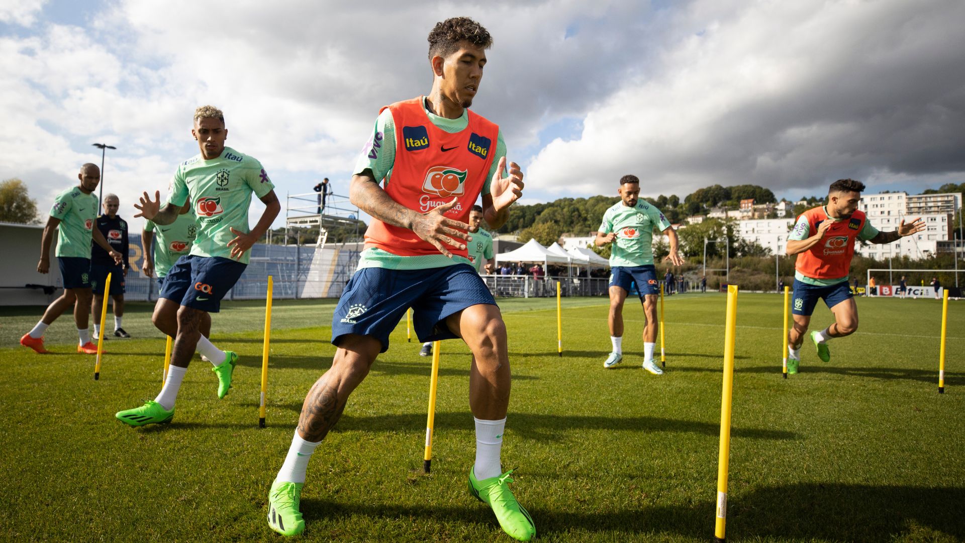 Seleção Brasileira realiza primeiro treino para amistosos preparatórios na França