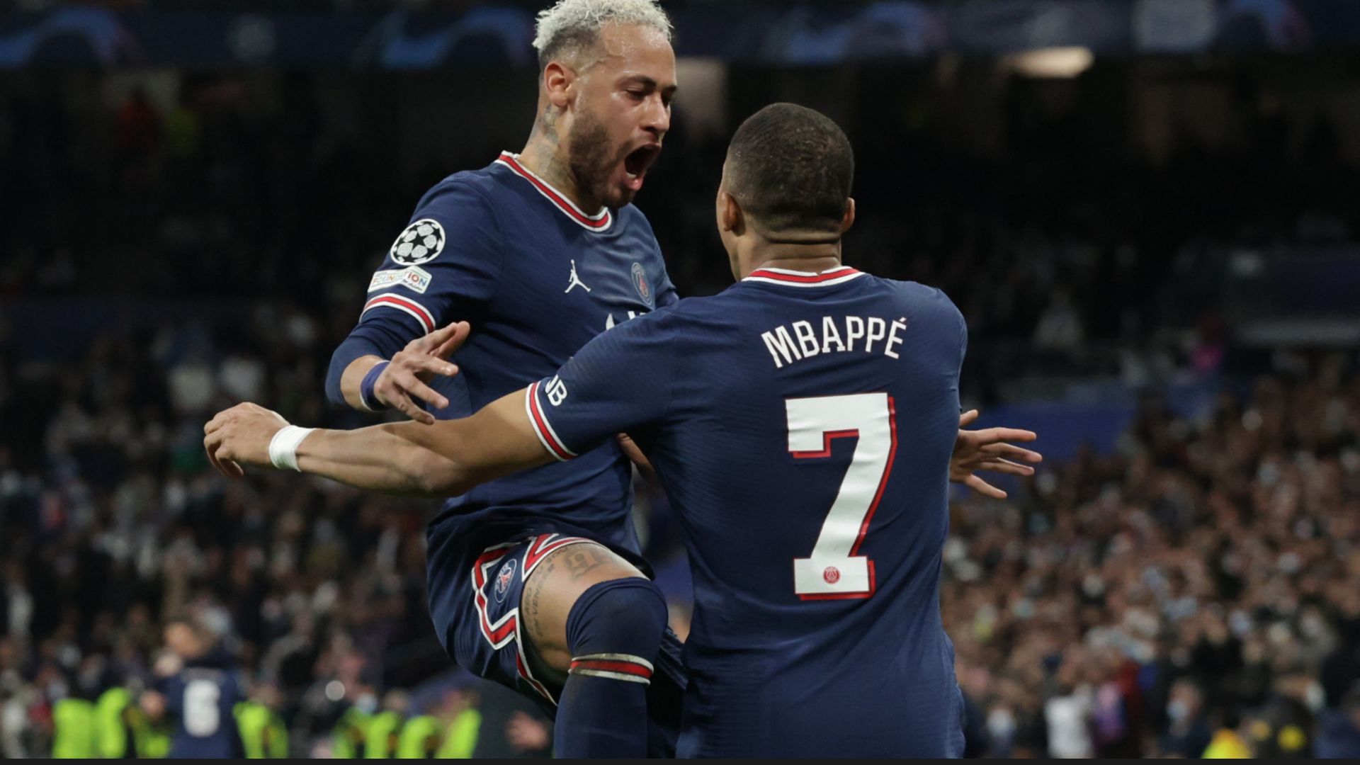 Jogadores do PSG, Neymar e Mbappé comemorando o gol