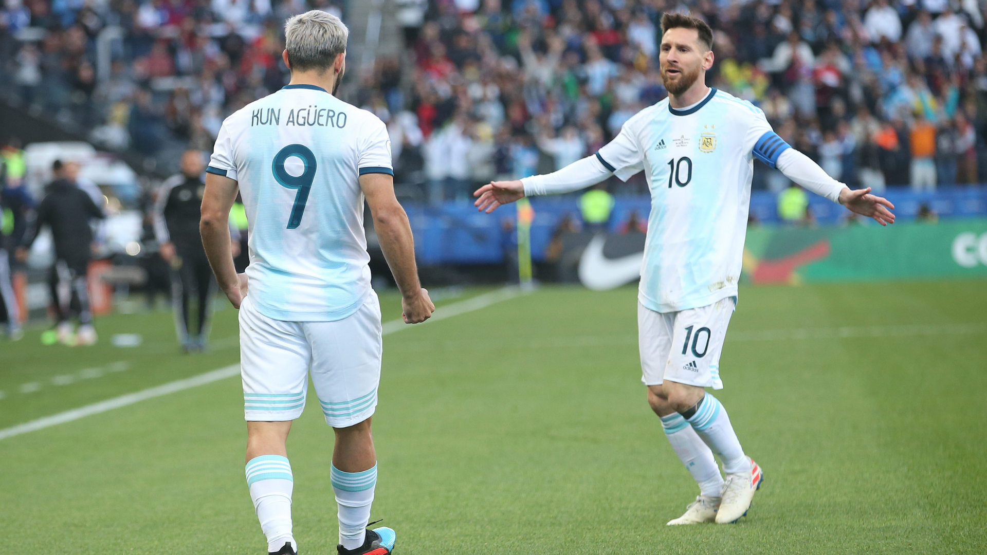 Agüero e Messi em ação 