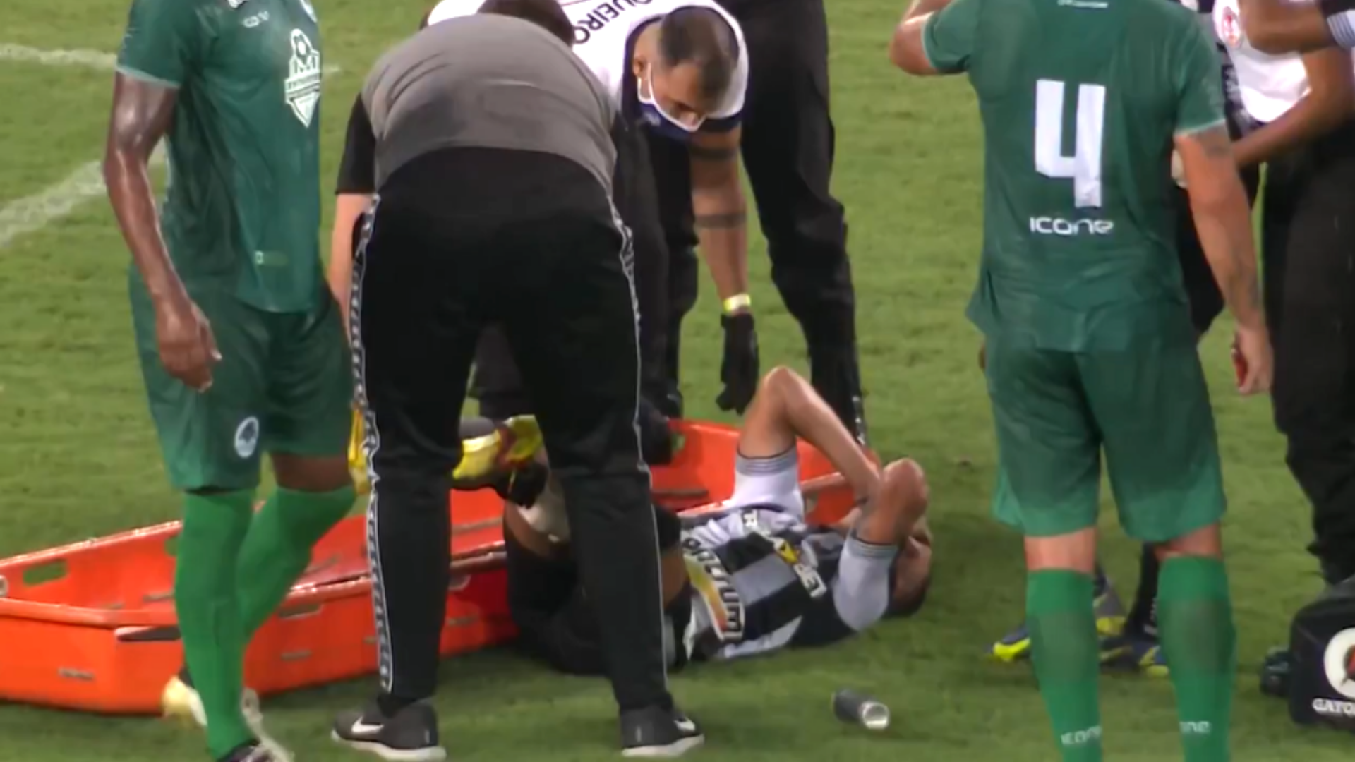 Rafael sai lesionado do jogo do Botafogo