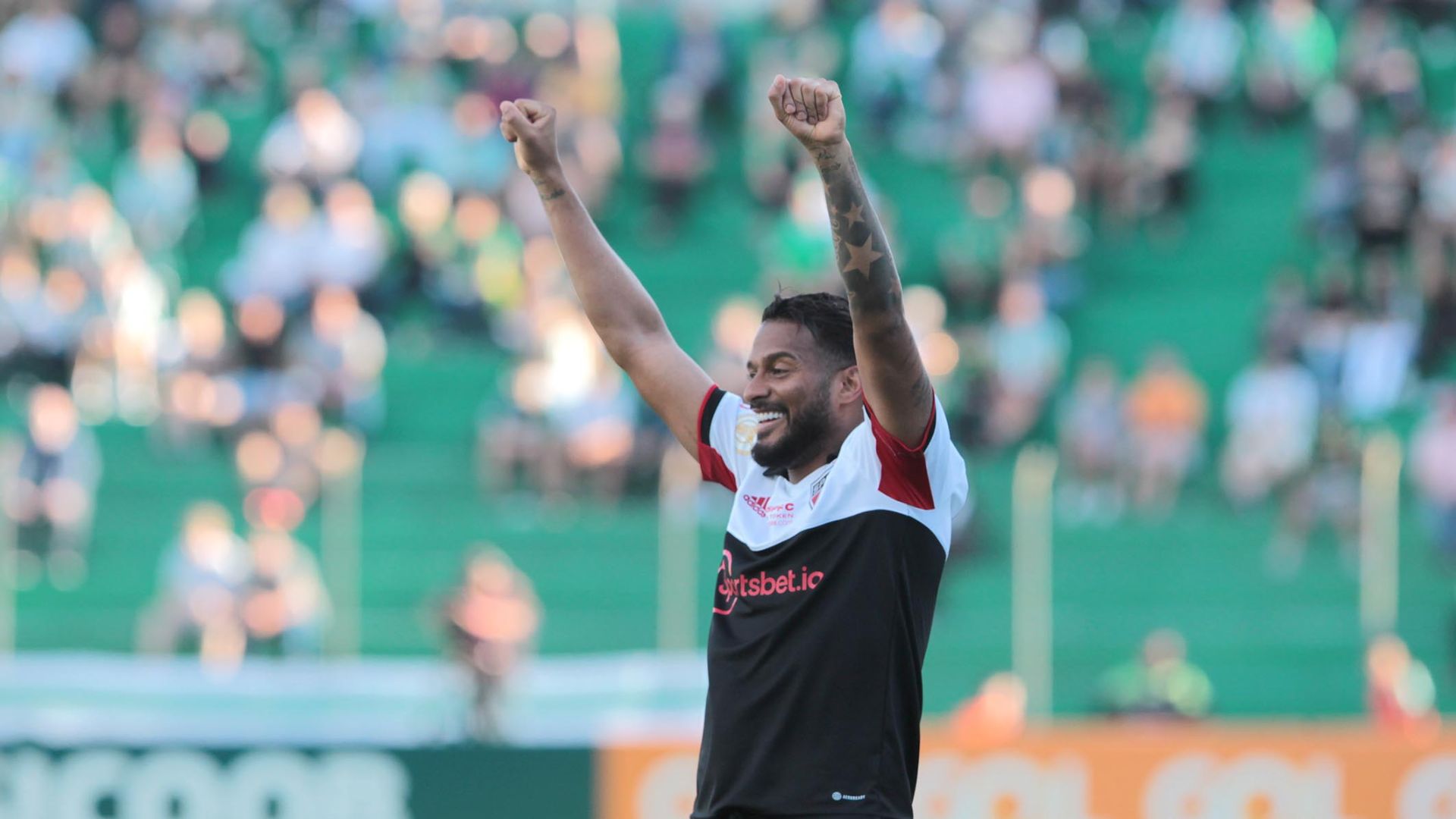 Reinaldo comemorando os gols da vitória contra o Juventude