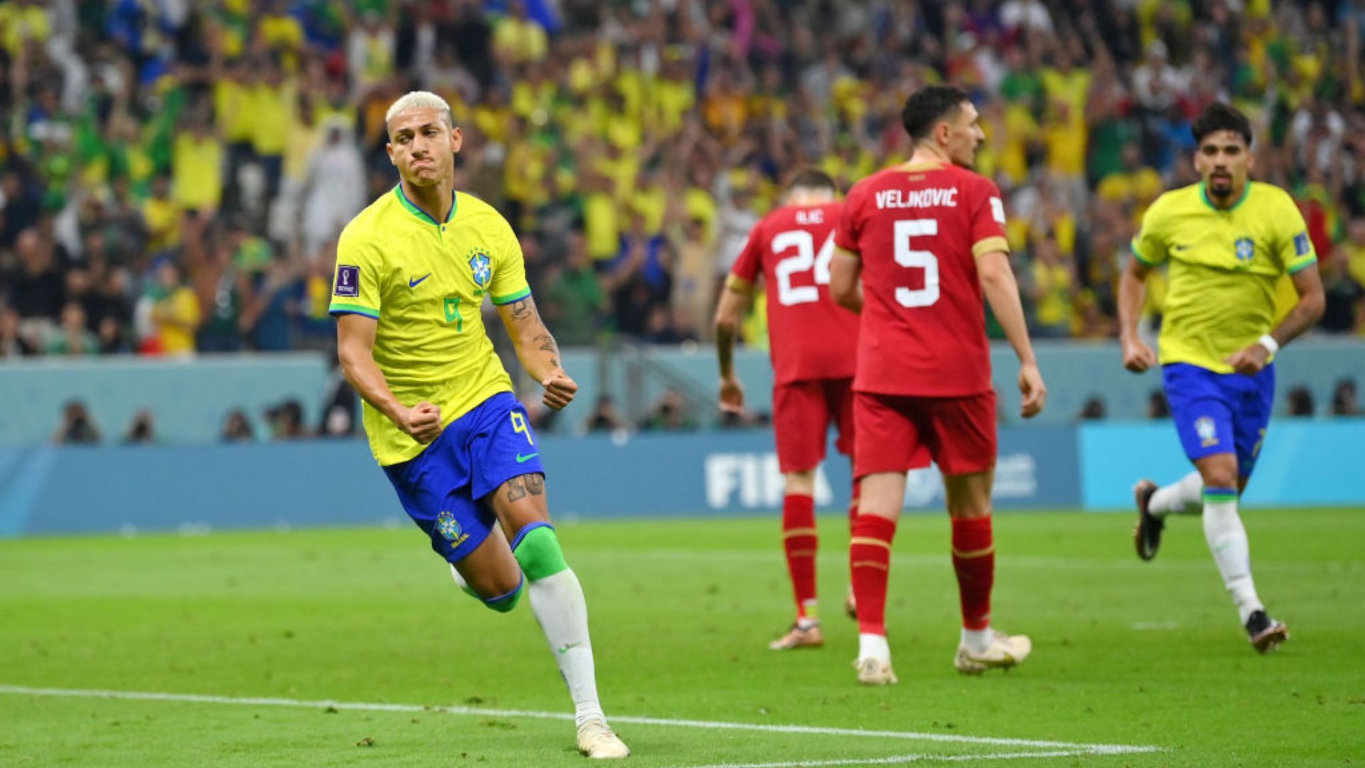 Richarlison vibrando com gol pelo Brasil
