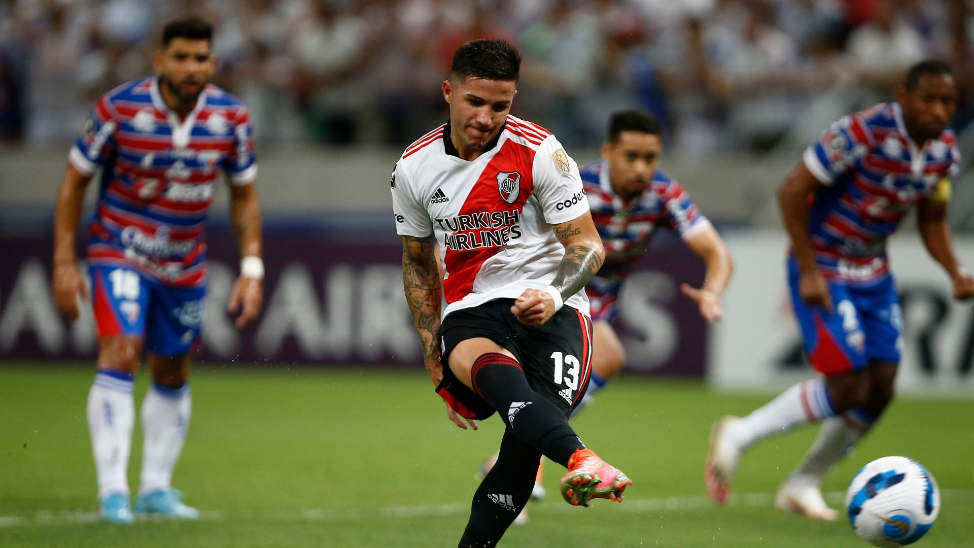 De pênalti, Enzo Fernández empata para o River Plate