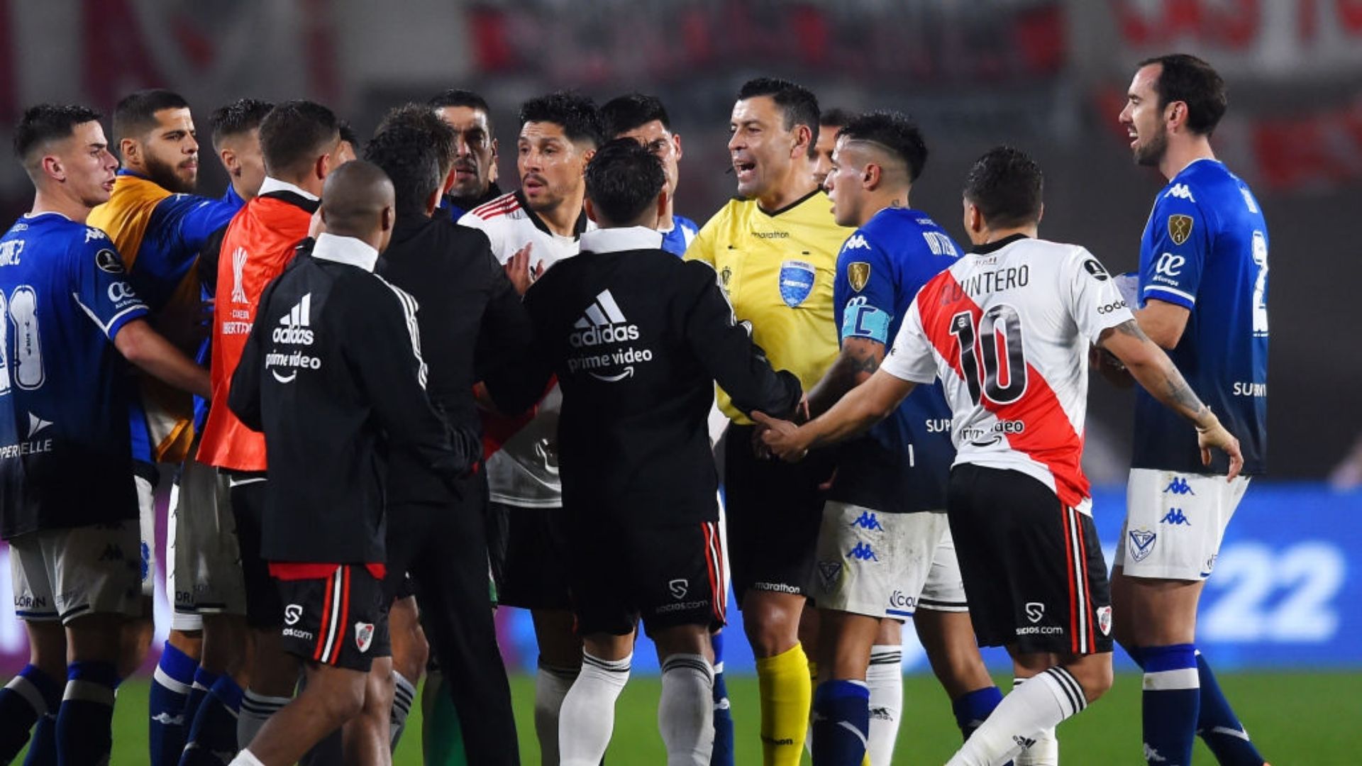Jogadores do River Plate questionando o árbitro após a marcação