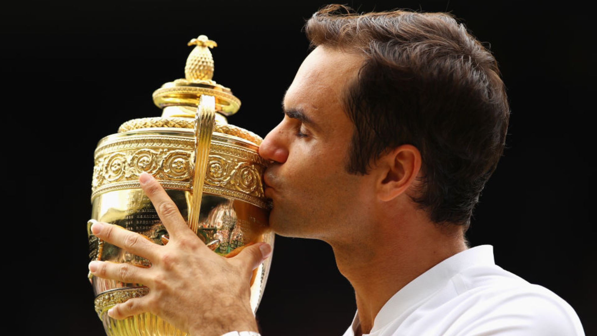 Roger Federer beijando taça