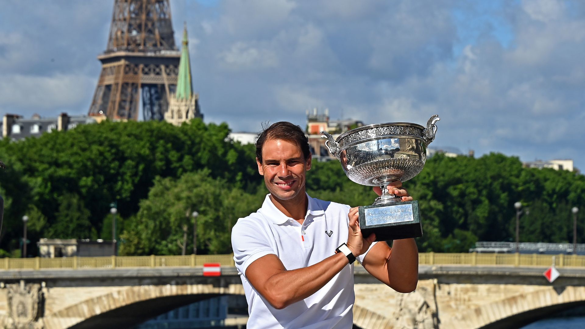 Rafael Nadal com o troféu de Roland Garros, em Paris 