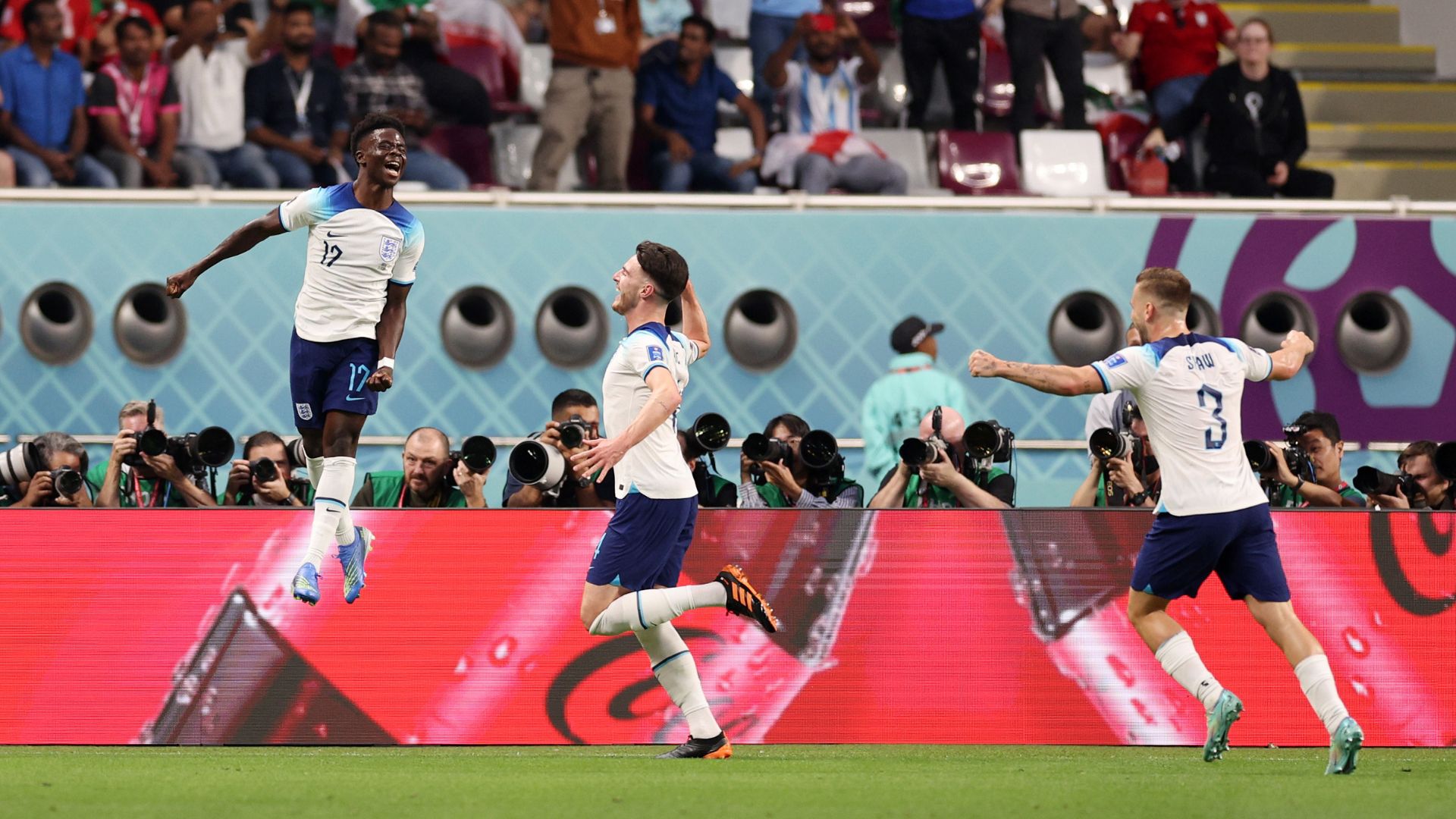 Saka comemora gol pela Inglaterra