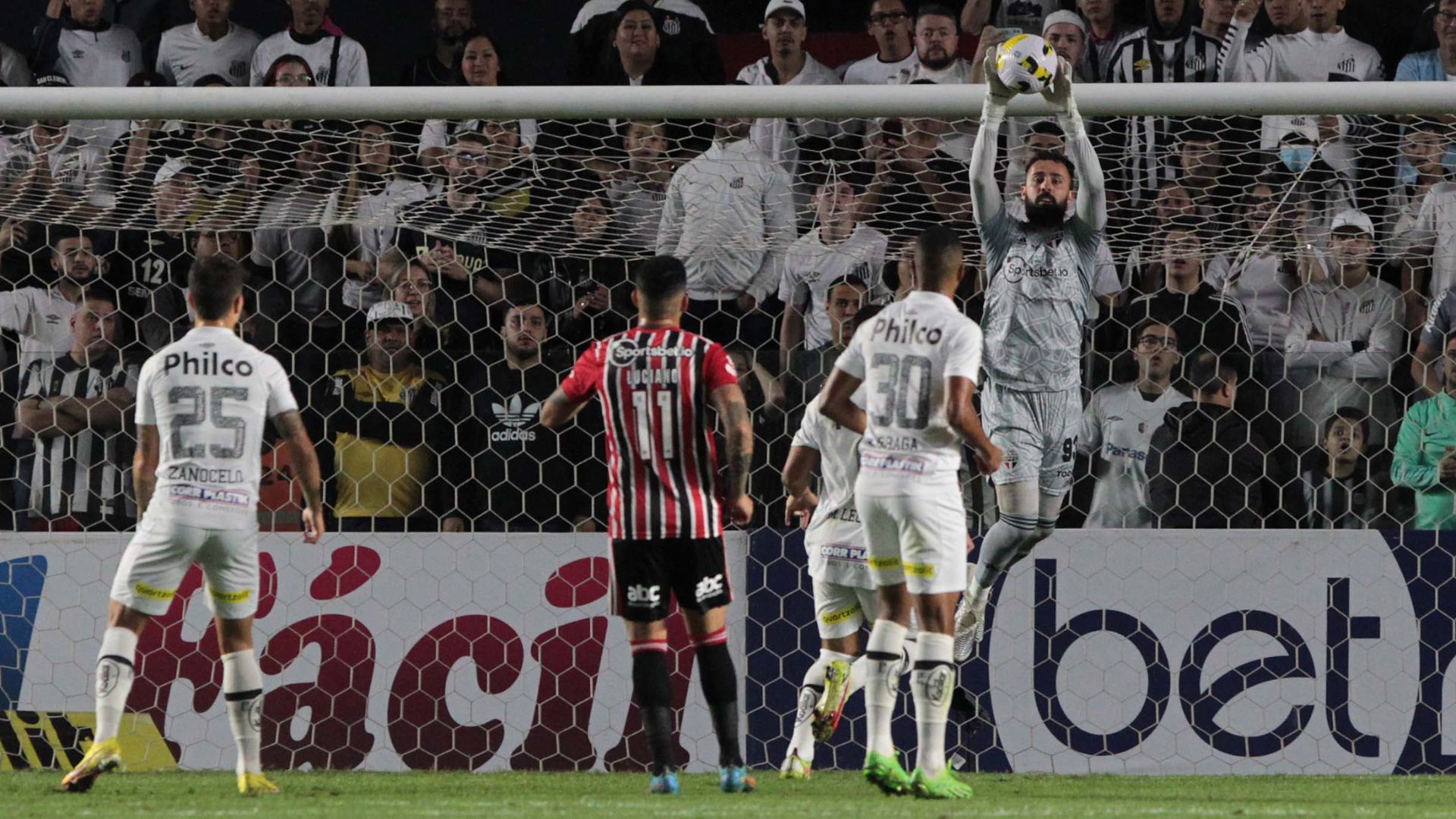 Atlético-MG vence São Paulo com gol nos acréscimos e segue vivo na briga  pelo título