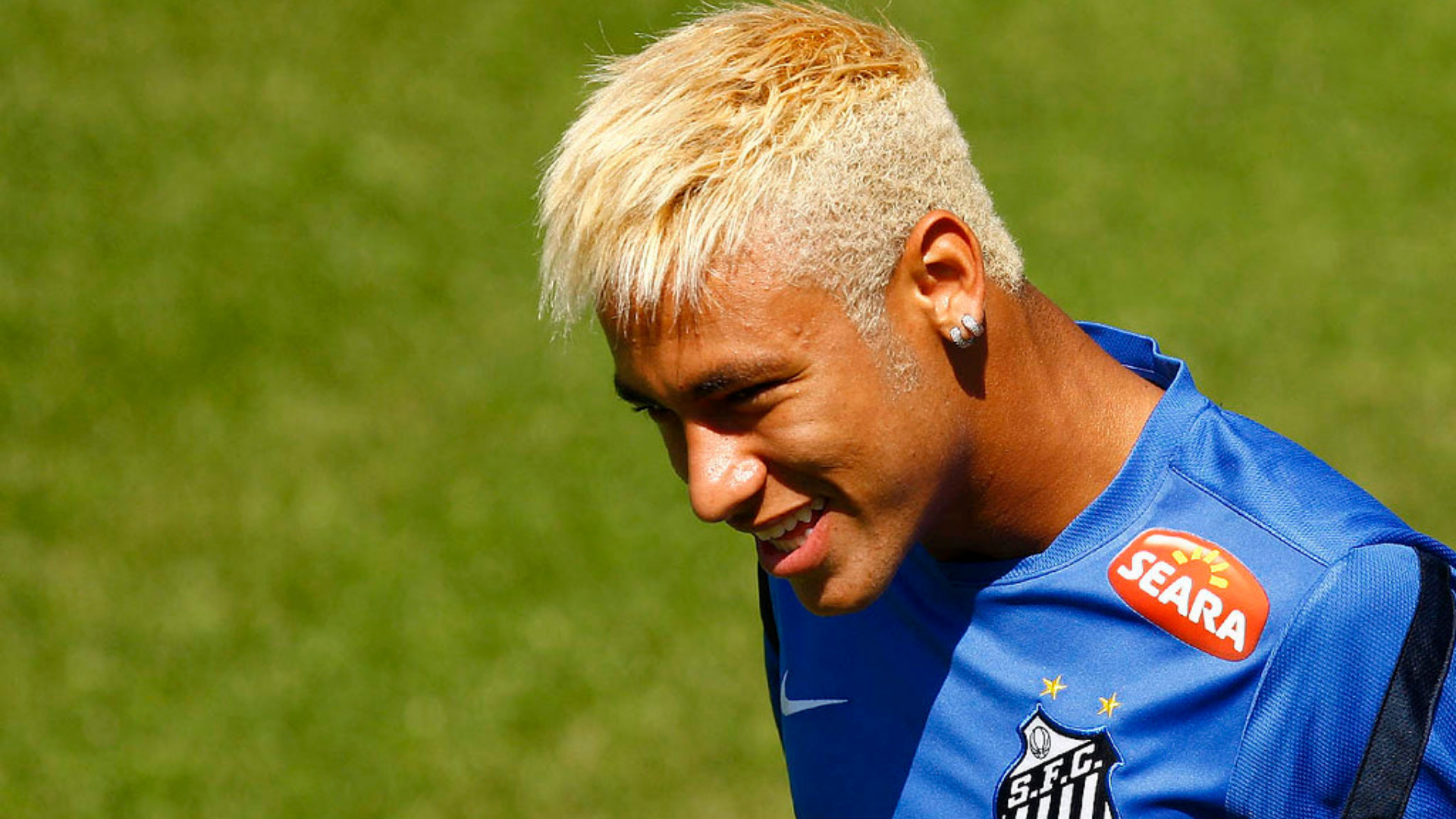Neymar em ação no treino do Santos