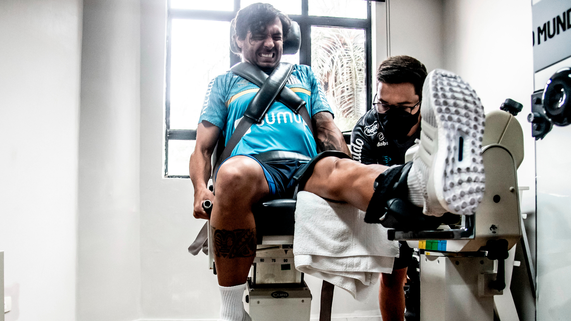 Ricardo Goulart se esforça em treino do Santos