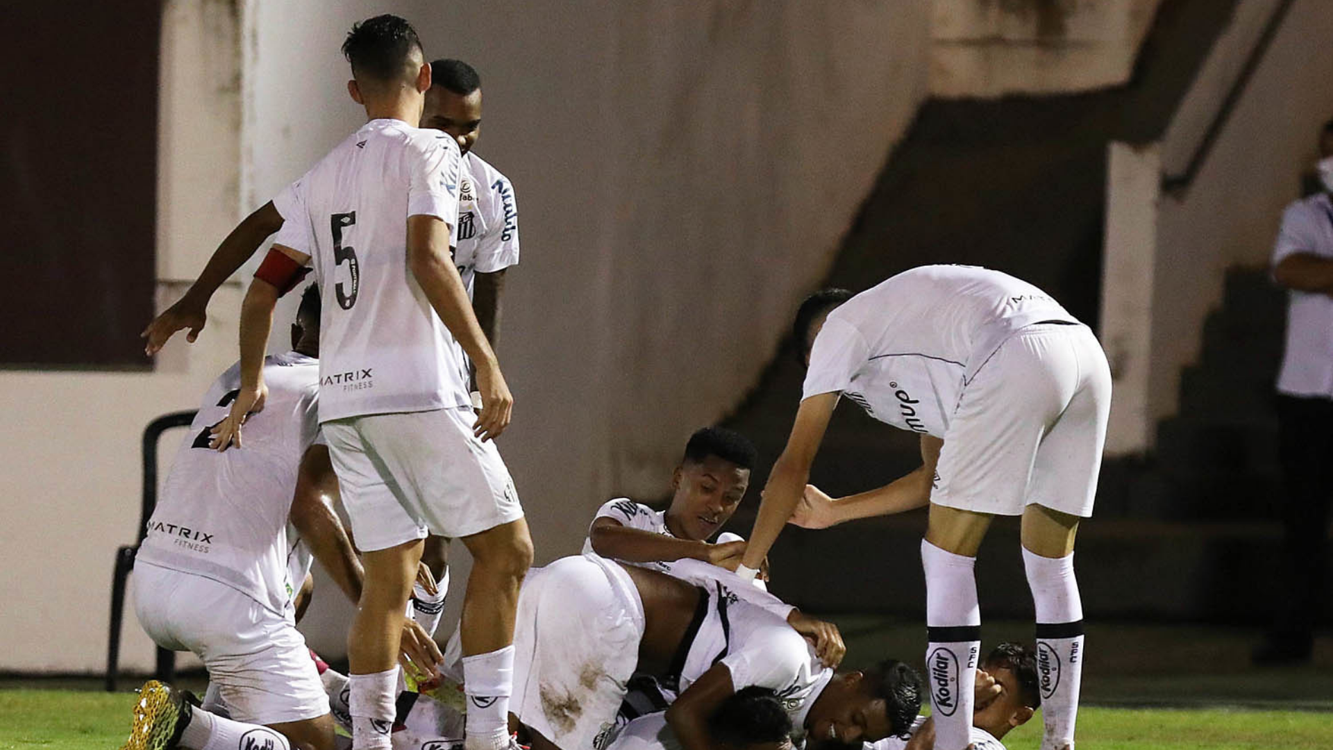 Jogadores do Santos vibram com gol marcado