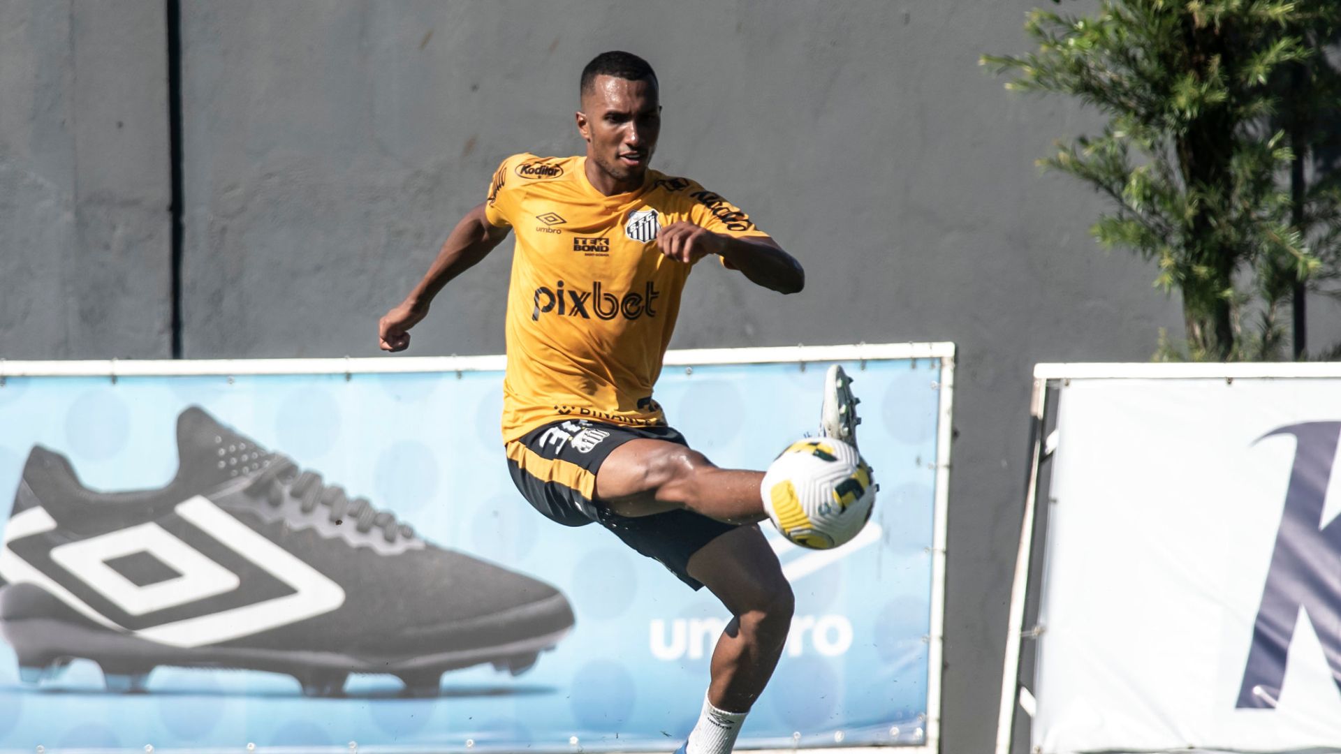 Lucas Braga treinando no Santos