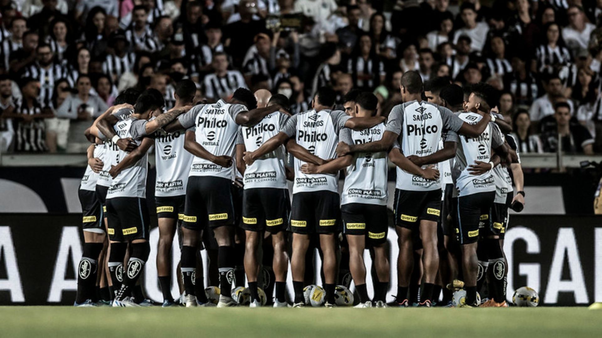 Jogadores do Santos reunidos antes do início da partida