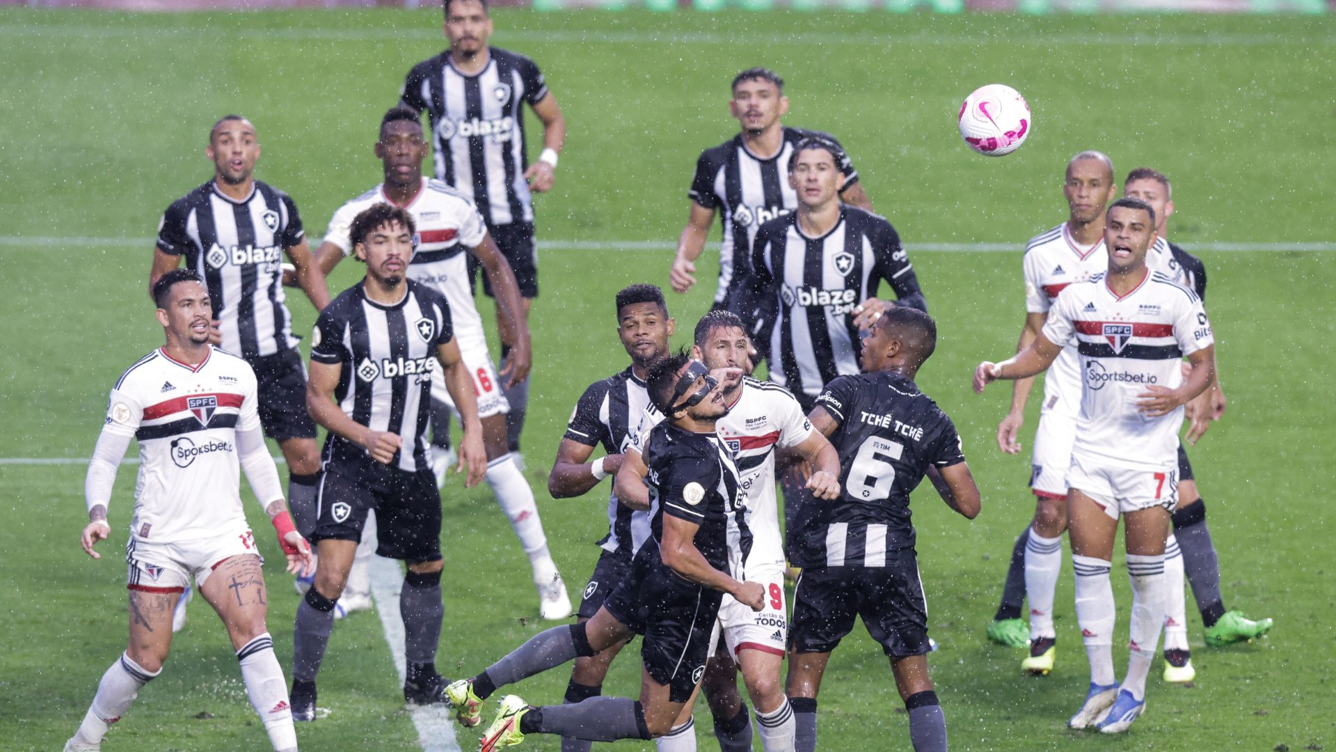 São Paulo e Botafogo em campo no Brasileirão 2022