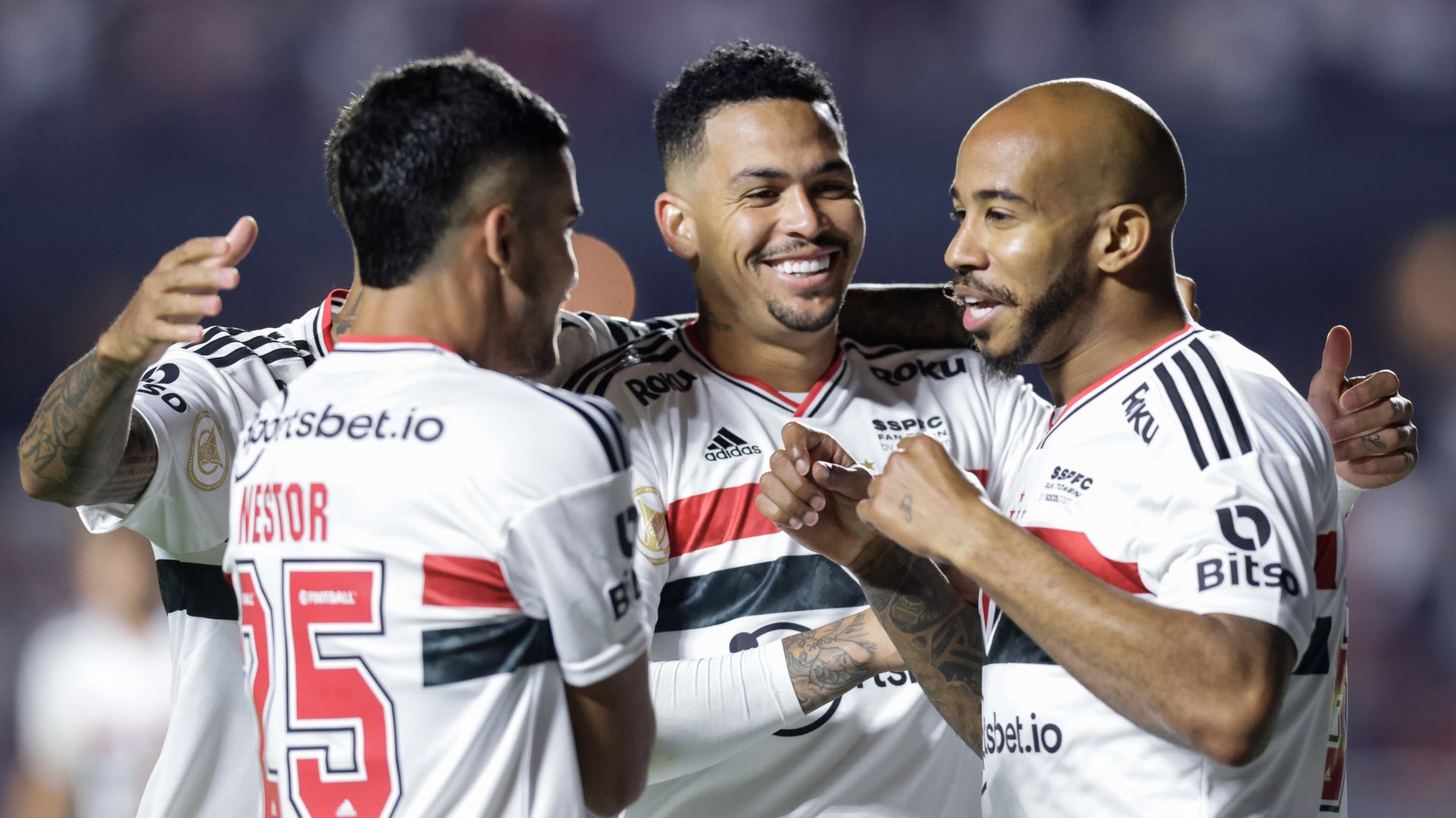 Jogadores do São Paulo comemoram gol contra o Goiás