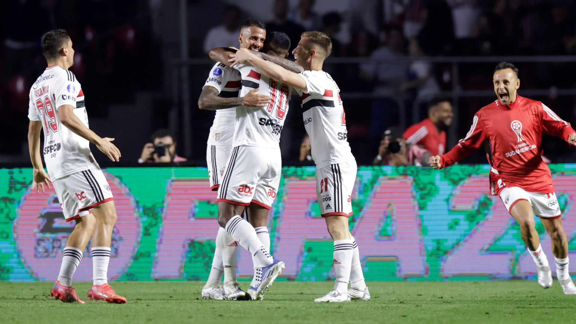Jogadores do São Paulo comemorando o gol pela Sul-Americana
