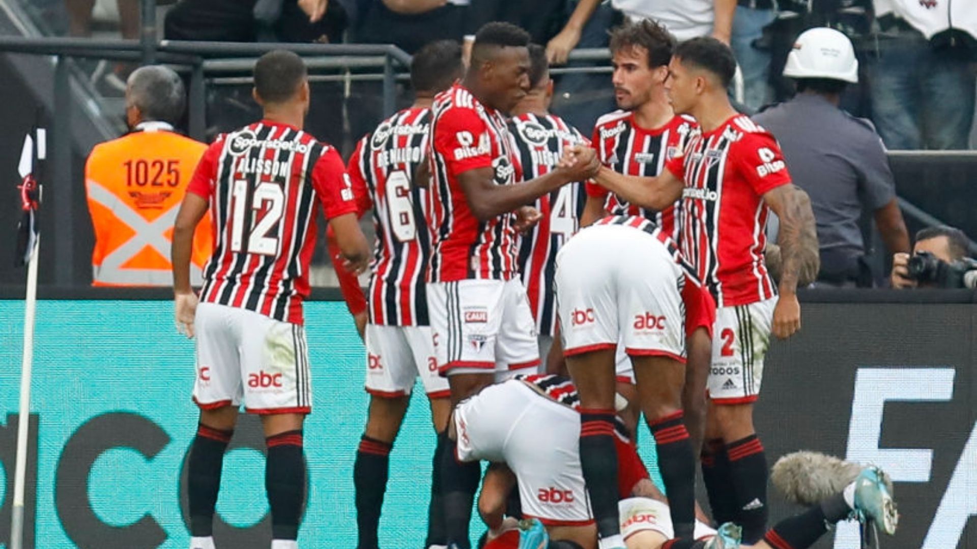 São Paulo comemorando o gol em campo no Brasileirão