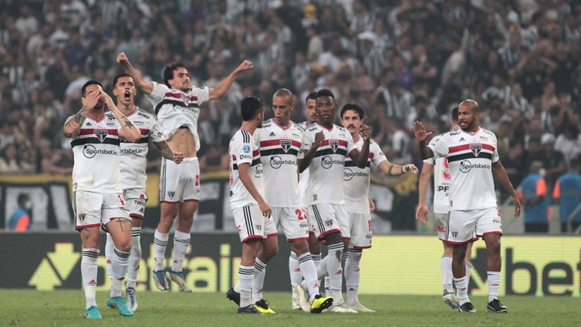 Jogadores do São Paulo comemorando a classificação na Sul-Americana